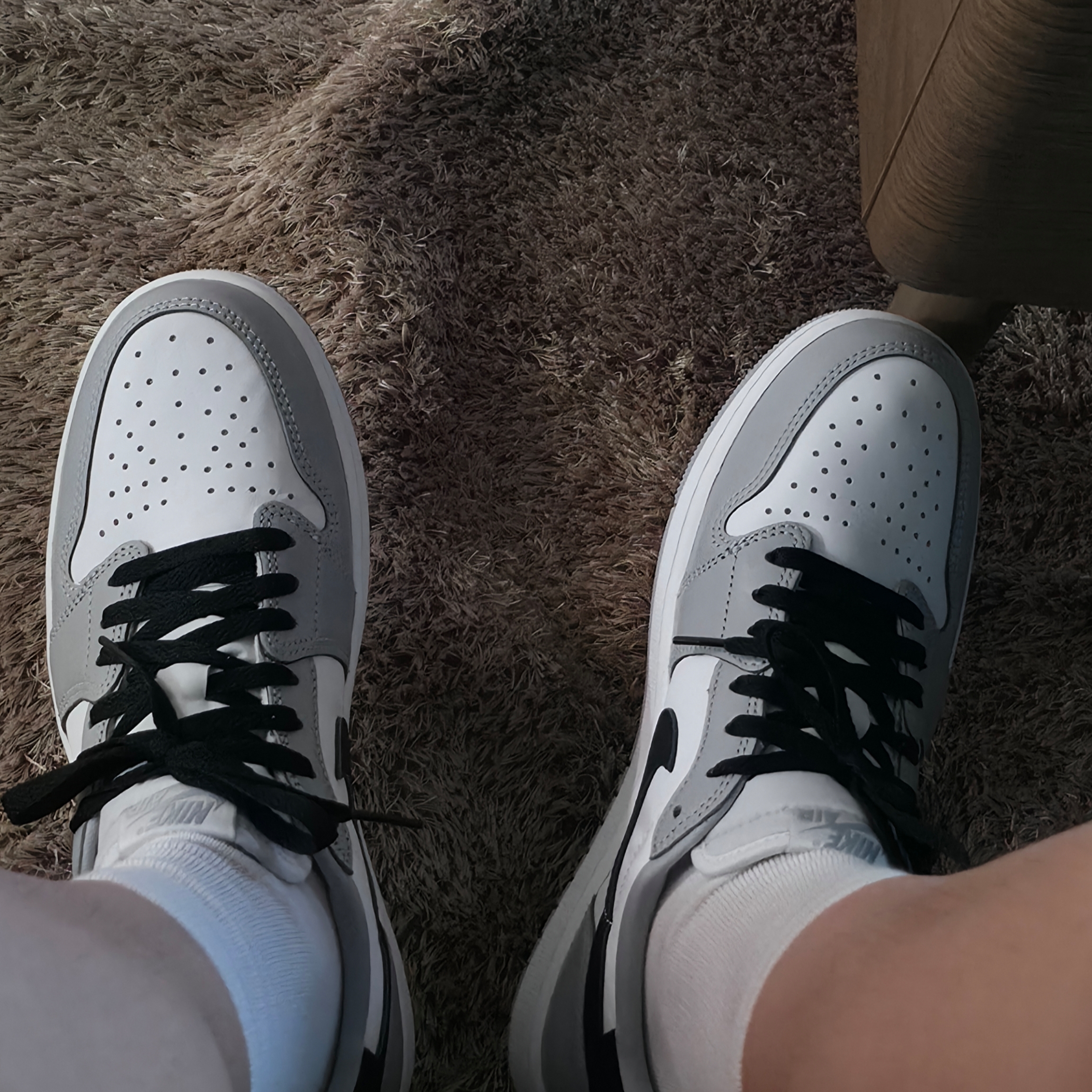 Jordan 1 Retro Low OG Wolf Grey and White 착용 스타일 - 3