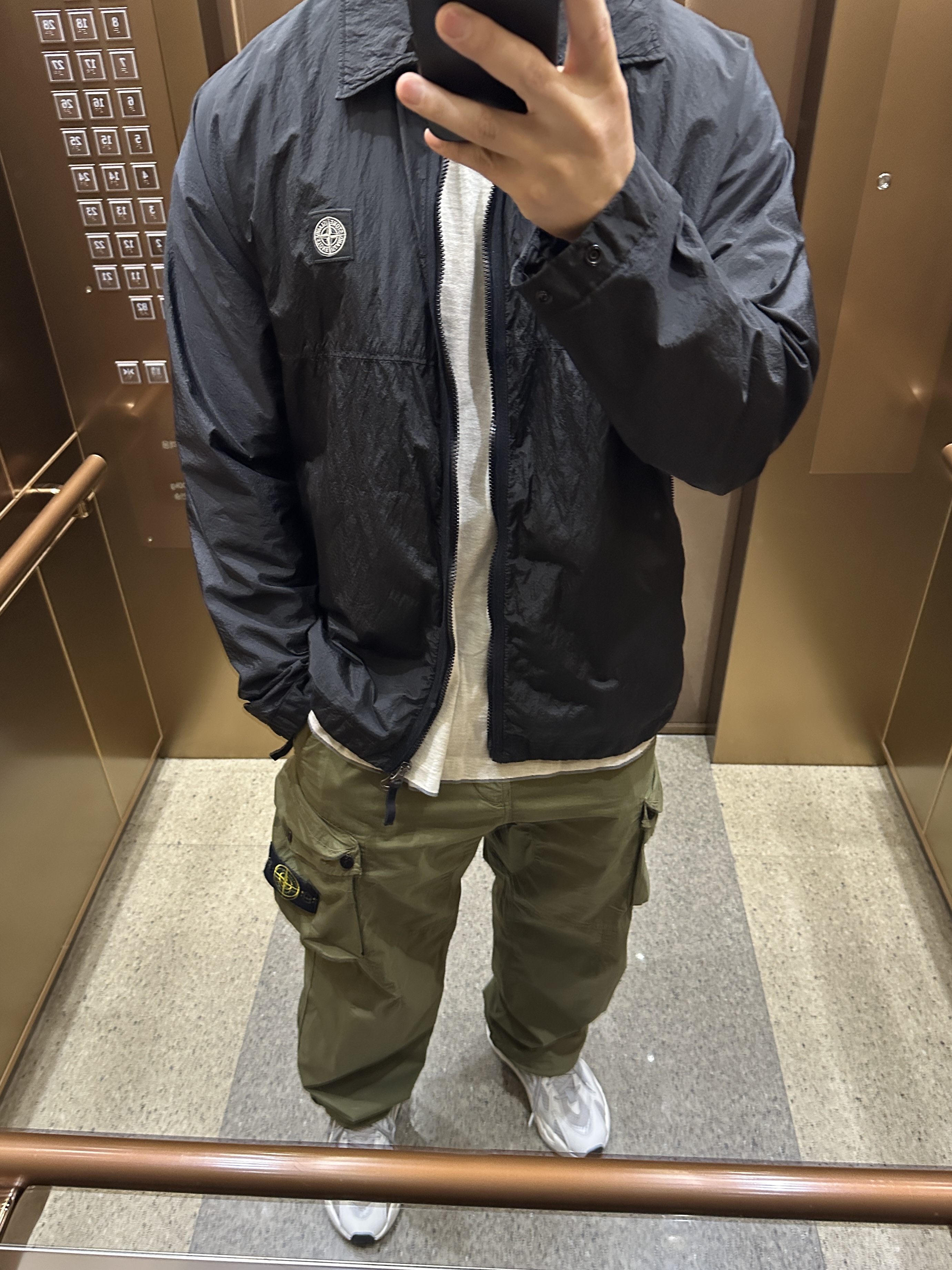Essentials The Core Collection T-Shirt Light Oatmeal, Stone Island 30203 Cargo Pants 5 Pockets Olive Green - 21SS 착용 스타일