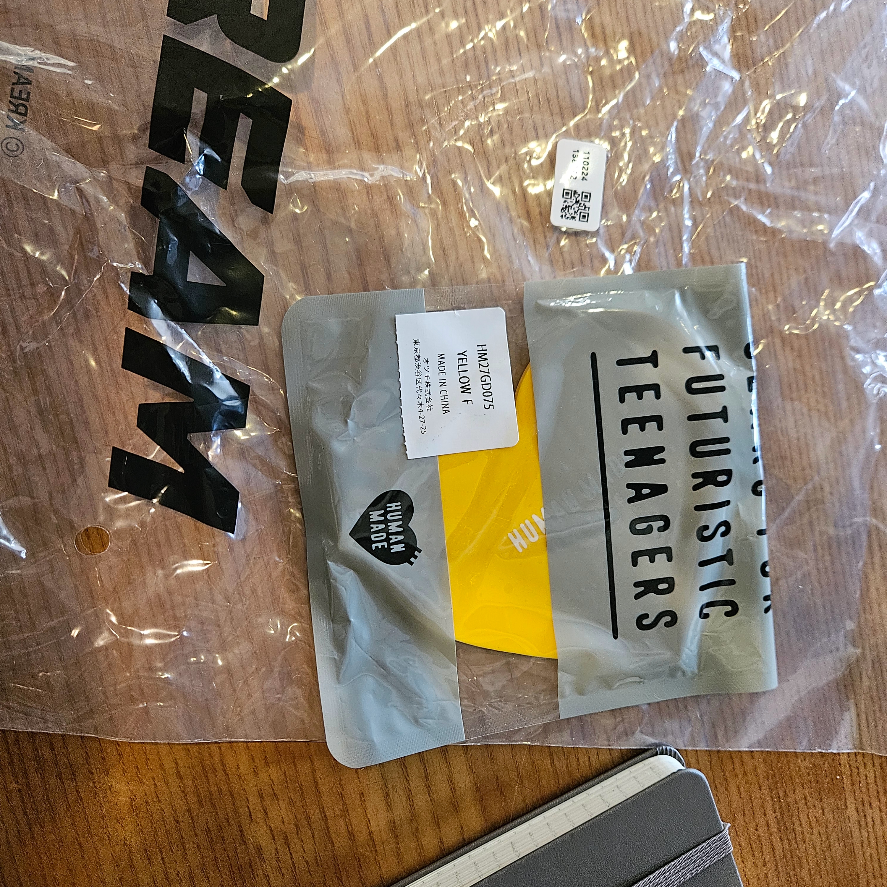 Human Made Heart Rubber Coaster Yellow, NewJeans x Murakami Metal Keyring Flower 착용 스타일 - 1