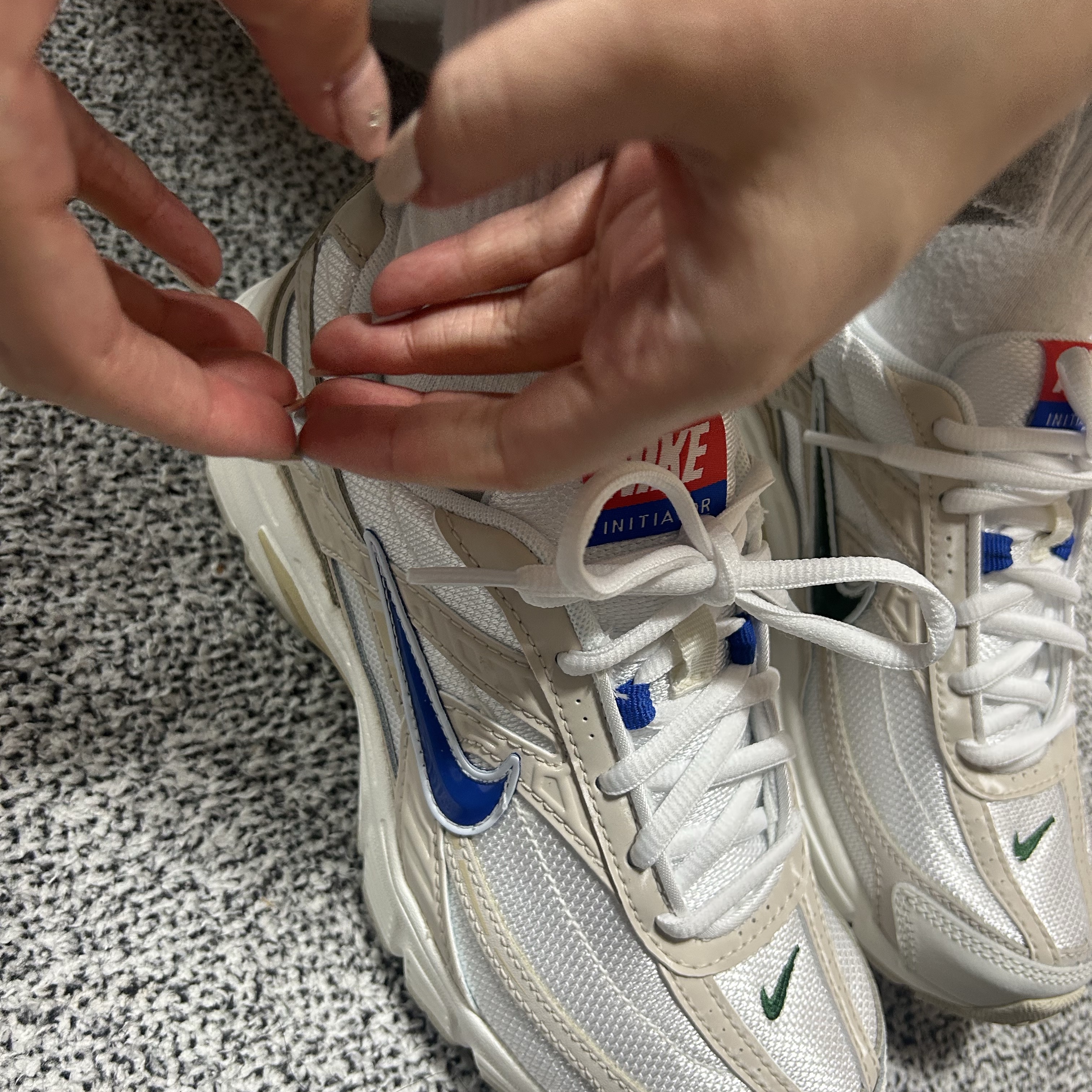 (W) Nike Initiator Sail Light Orewood Brown 착용 스타일 - 2