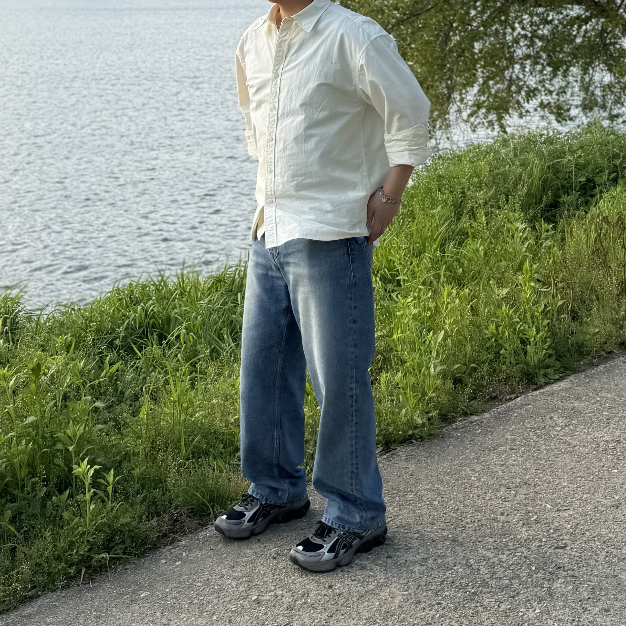 Asics Gel-Kinetic Fluent Black Dark Taupe, noun Straight Denim Pants Mid Blue 착용 스타일 - 1