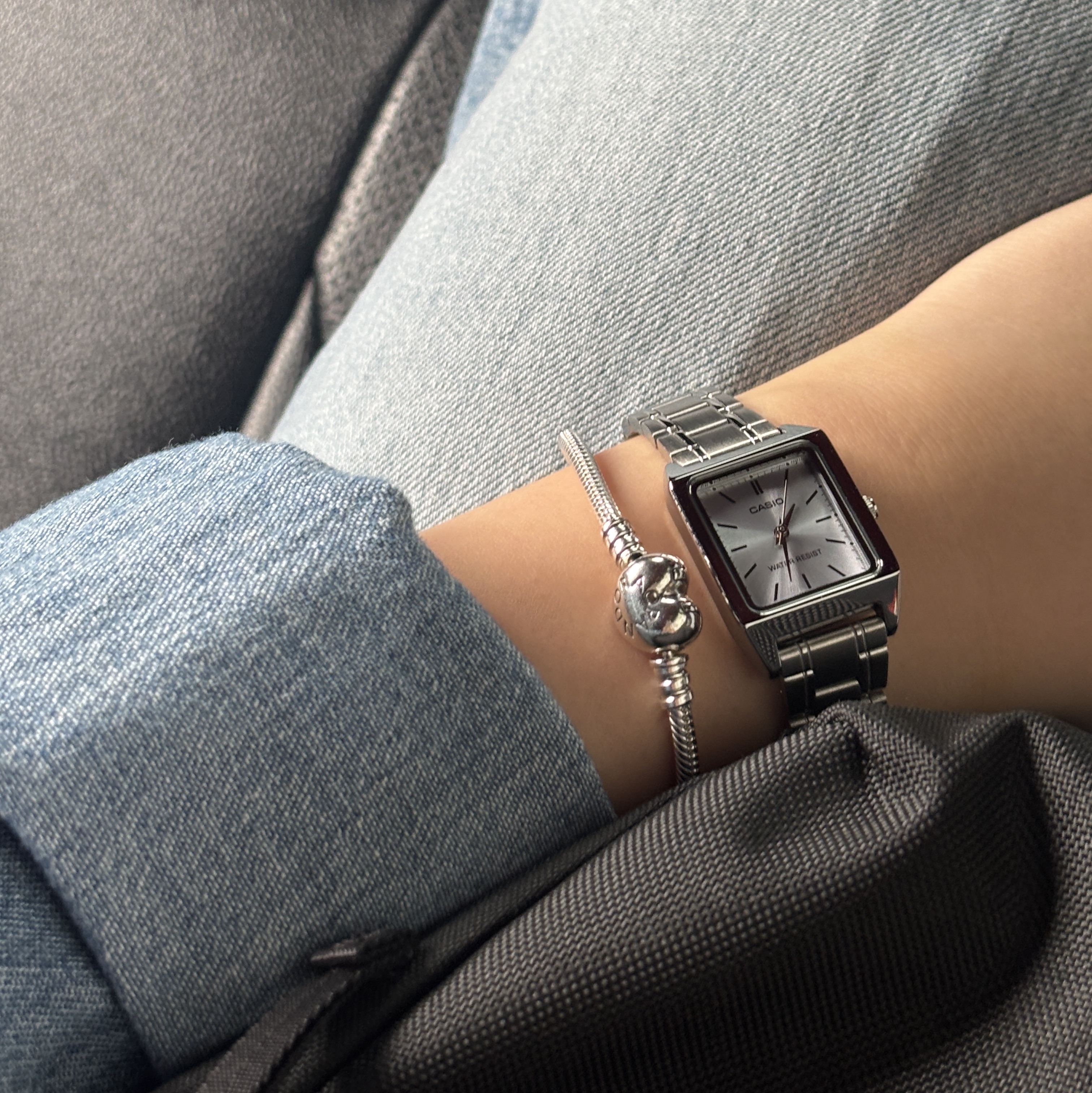(W) Pandora Heart Shaped Clasp Bracelet Sterling Silver, Casio LTP-V007D-2E 착용 스타일 - 3