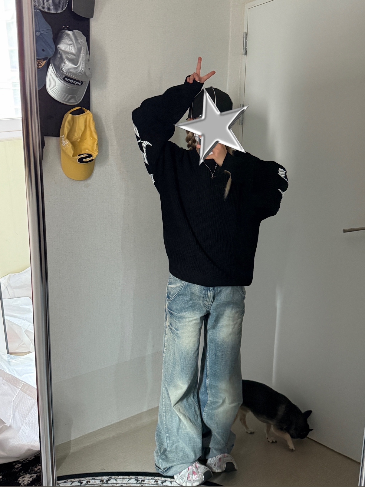 Supreme Old English Printed Sweater Black - 25SS 착용 스타일 - 2