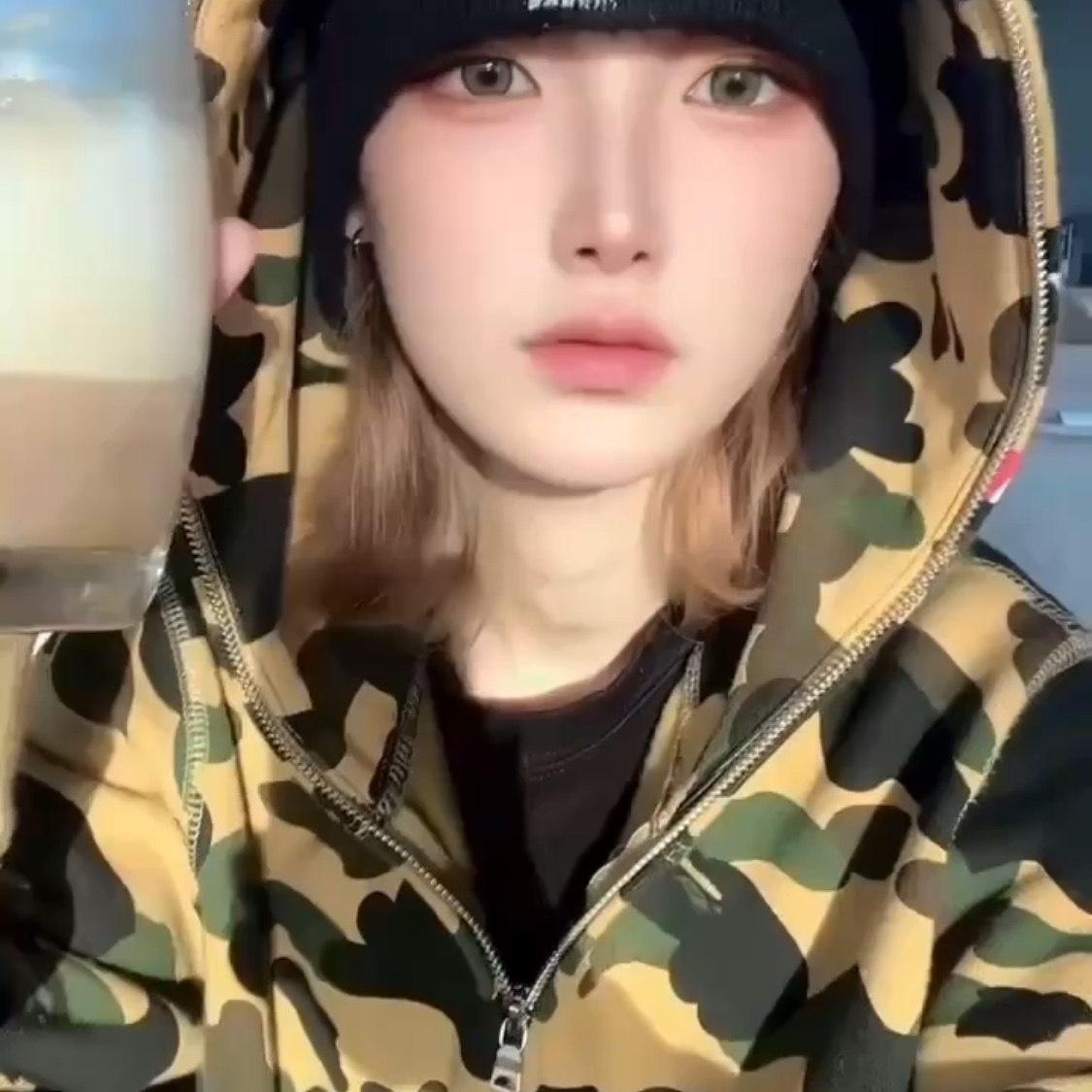 BAPE 1st Camo Shark Full Zip Hoodie Yellow 착용 스타일 - 1