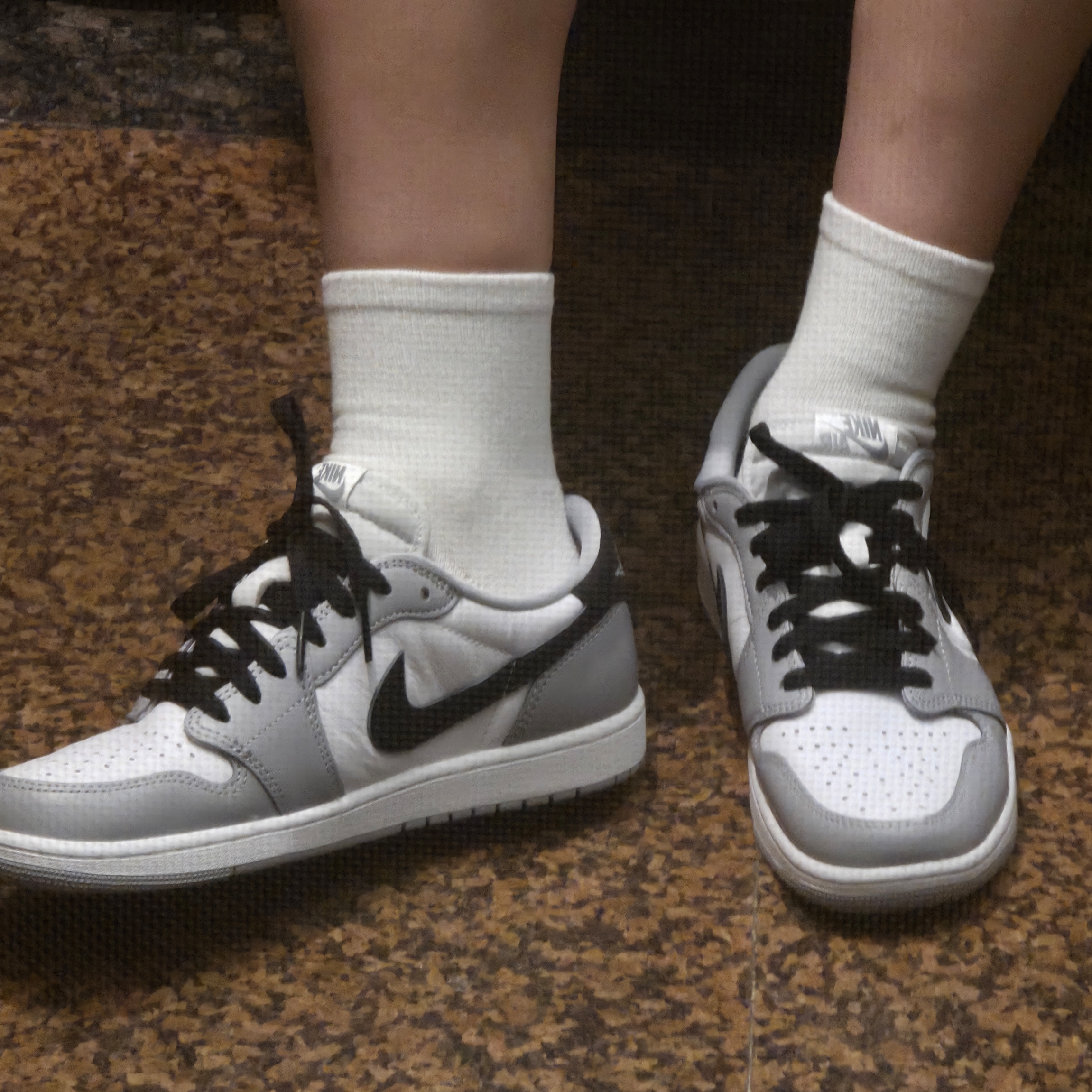 Jordan 1 Retro Low OG Wolf Grey and White 착용 스타일 - 2