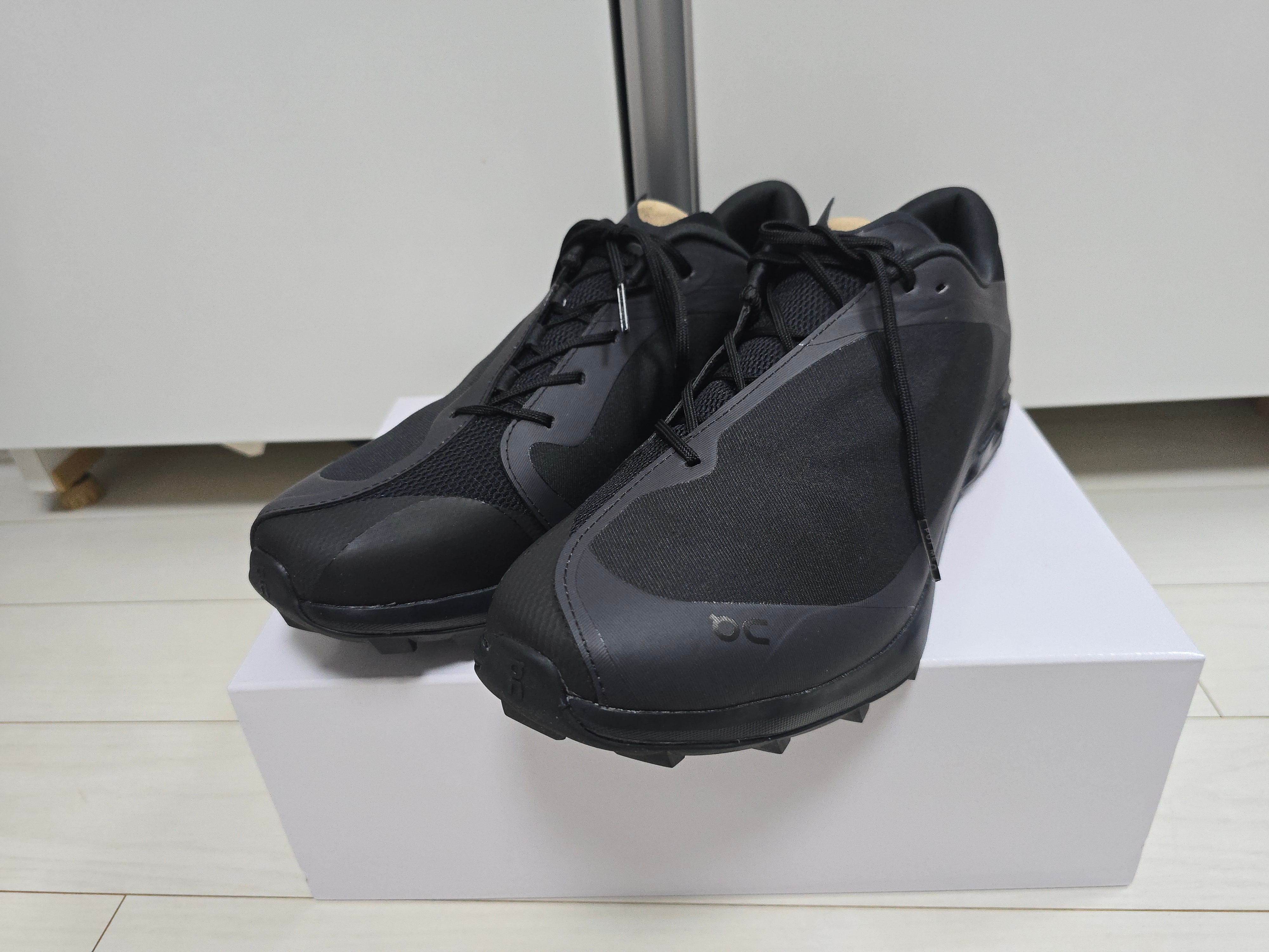 On Running x Post Archive Faction (Paf) Cloudventure Peak All Black 착용 스타일