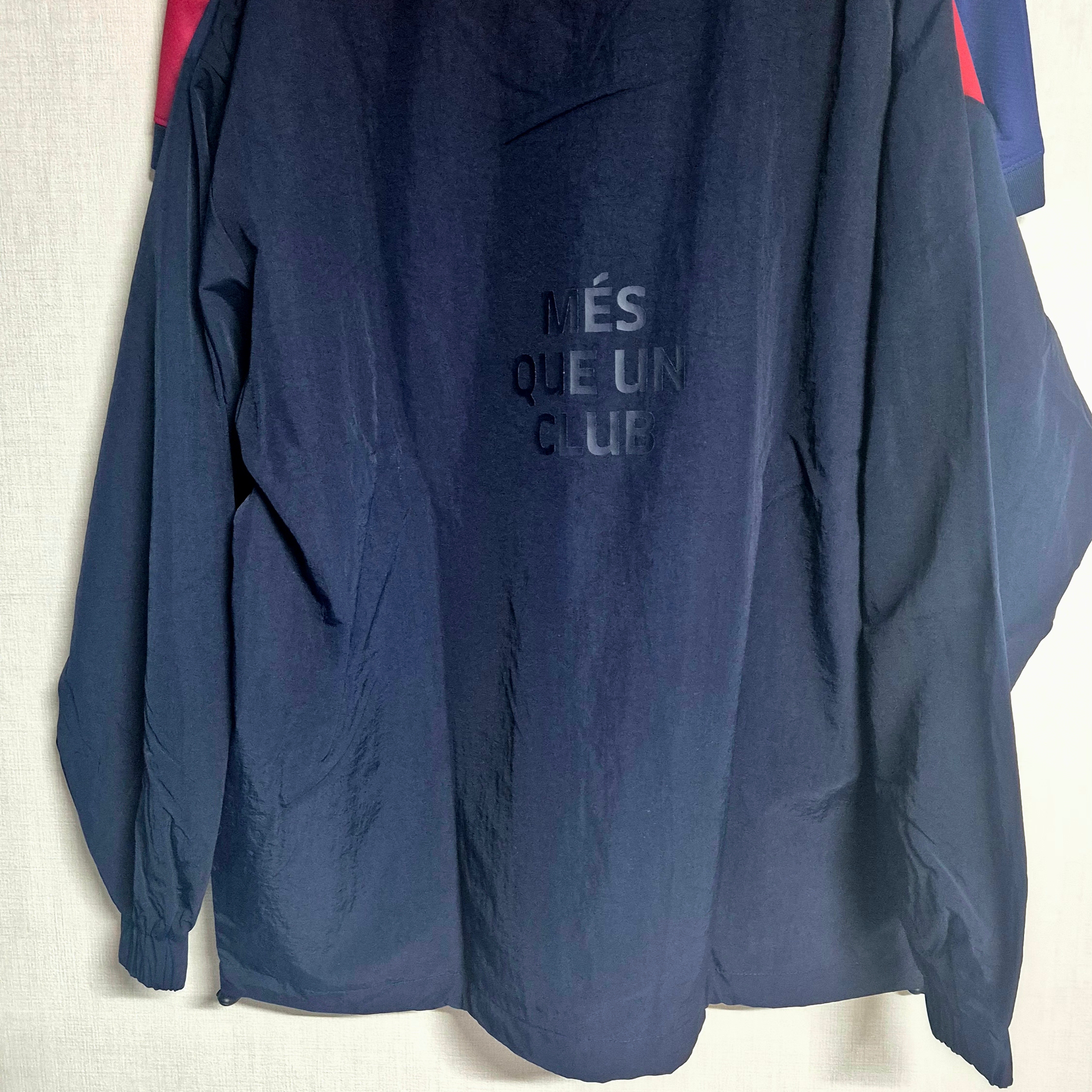 FC Barcelona Classic Line Retro Woven Sweatshirt Navy Red 착용 스타일 - 2