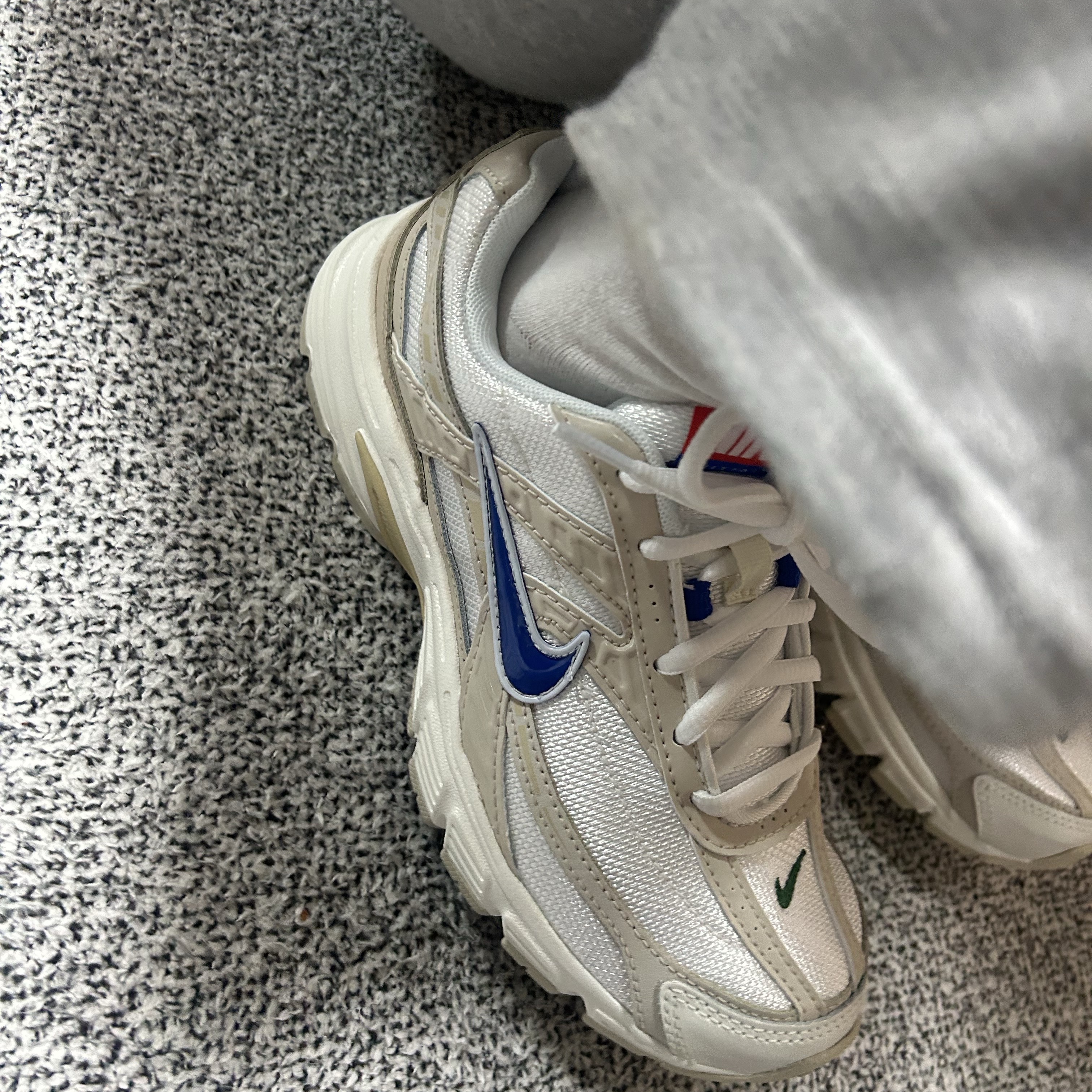 (W) Nike Initiator Sail Light Orewood Brown 착용 스타일 - 1