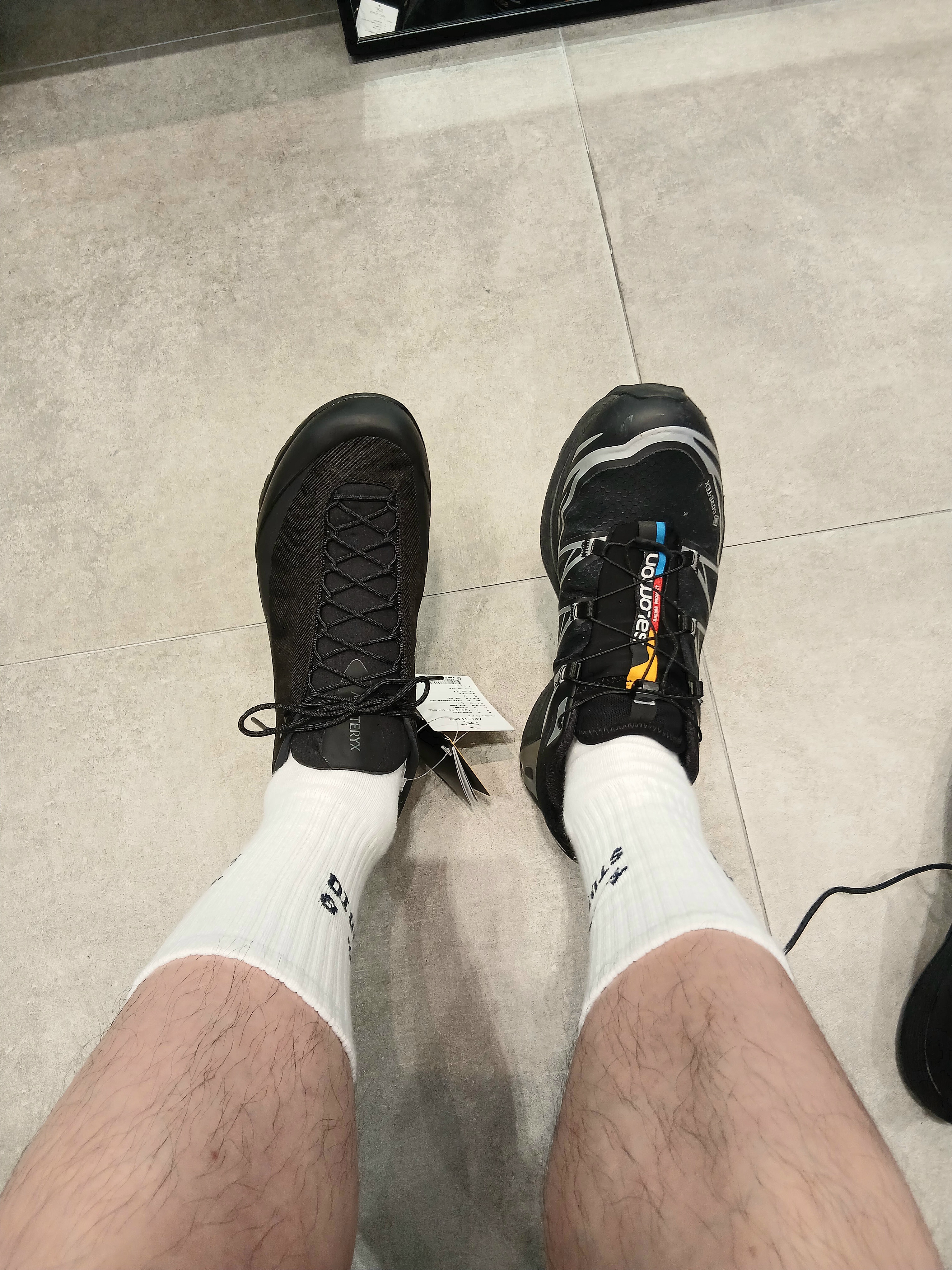 Salomon XT-6 GTX Black Silver, IAB Studio Socks White (5 Pack) 착용 스타일 - 1