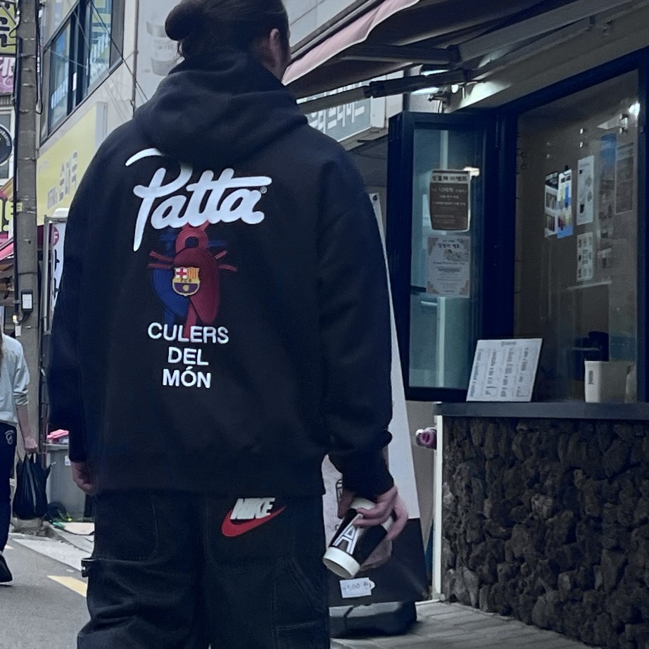 Nike x Patta x FC Barcelona Solo Swoosh Hoodie Culers del Món (FD4147-010), Jordan 4 Retro Bred 2019 착용 스타일 - 1