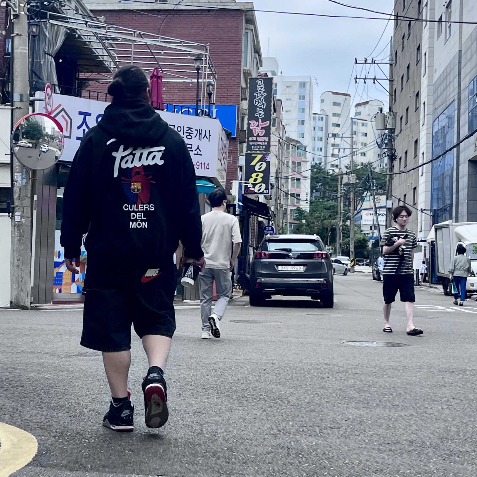 Nike x Patta x FC Barcelona Solo Swoosh Hoodie Culers del Món (FD4147-010), Jordan 4 Retro Bred 2019 착용 스타일 - 2