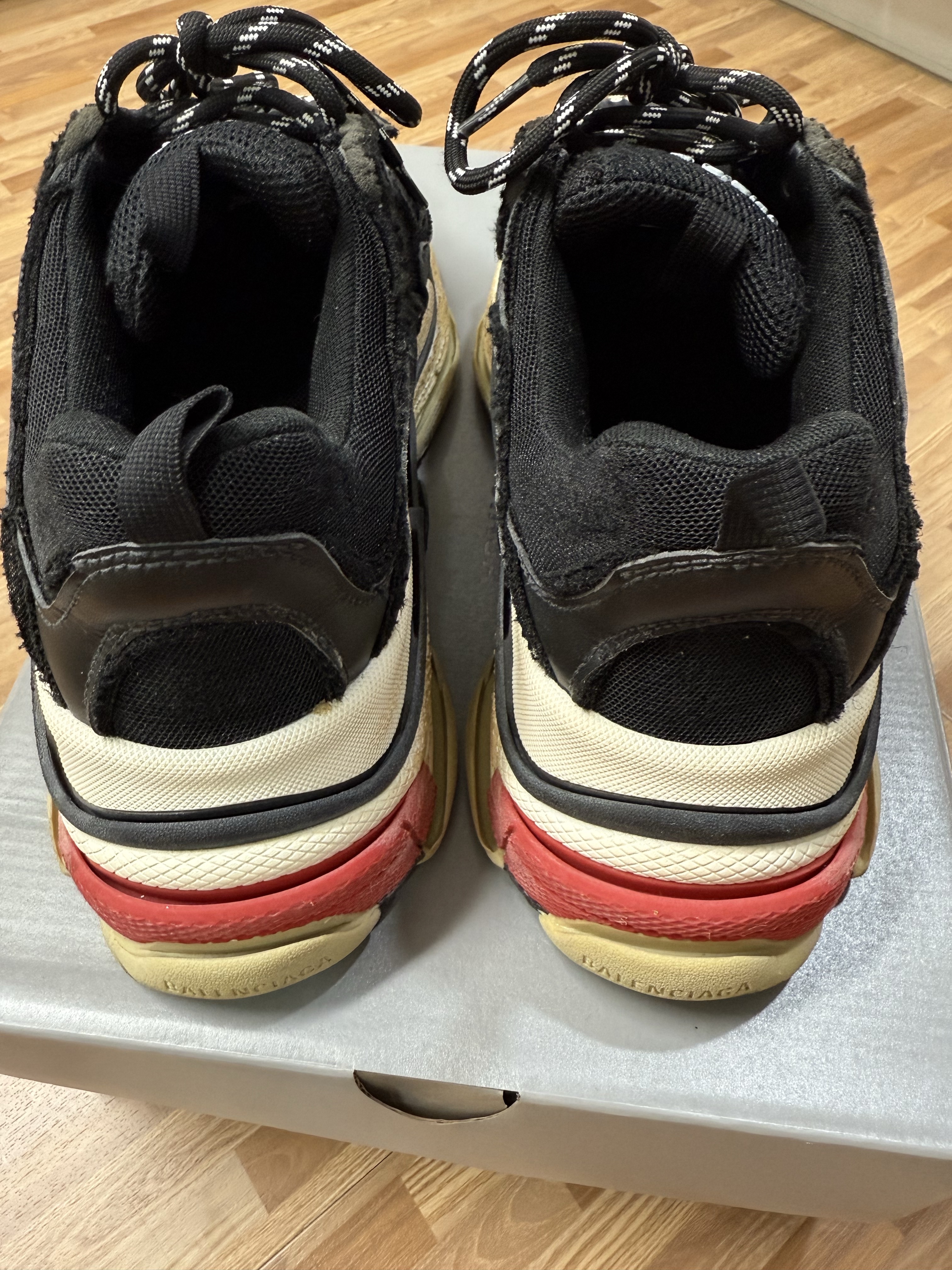 Balenciaga Triple S Sneakers Black Red 2022 착용 스타일 - 4