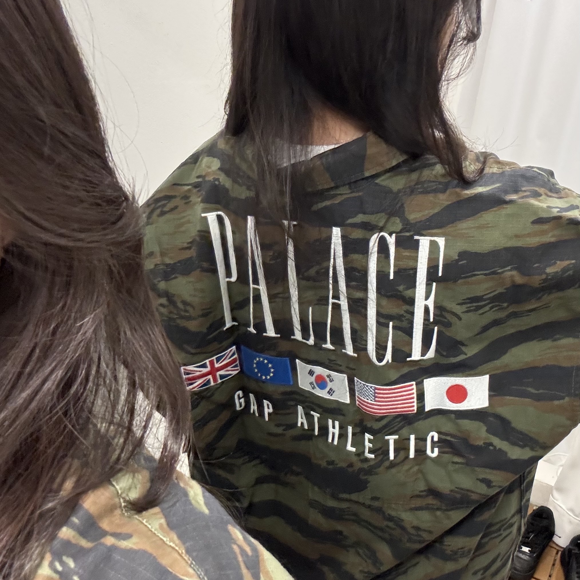 Palace x Gap Oxford Drop Shoulder White - 24SS, Palace x Gap Oxford Drop Shoulder Camo - 24SS 착용 스타일 - 3
