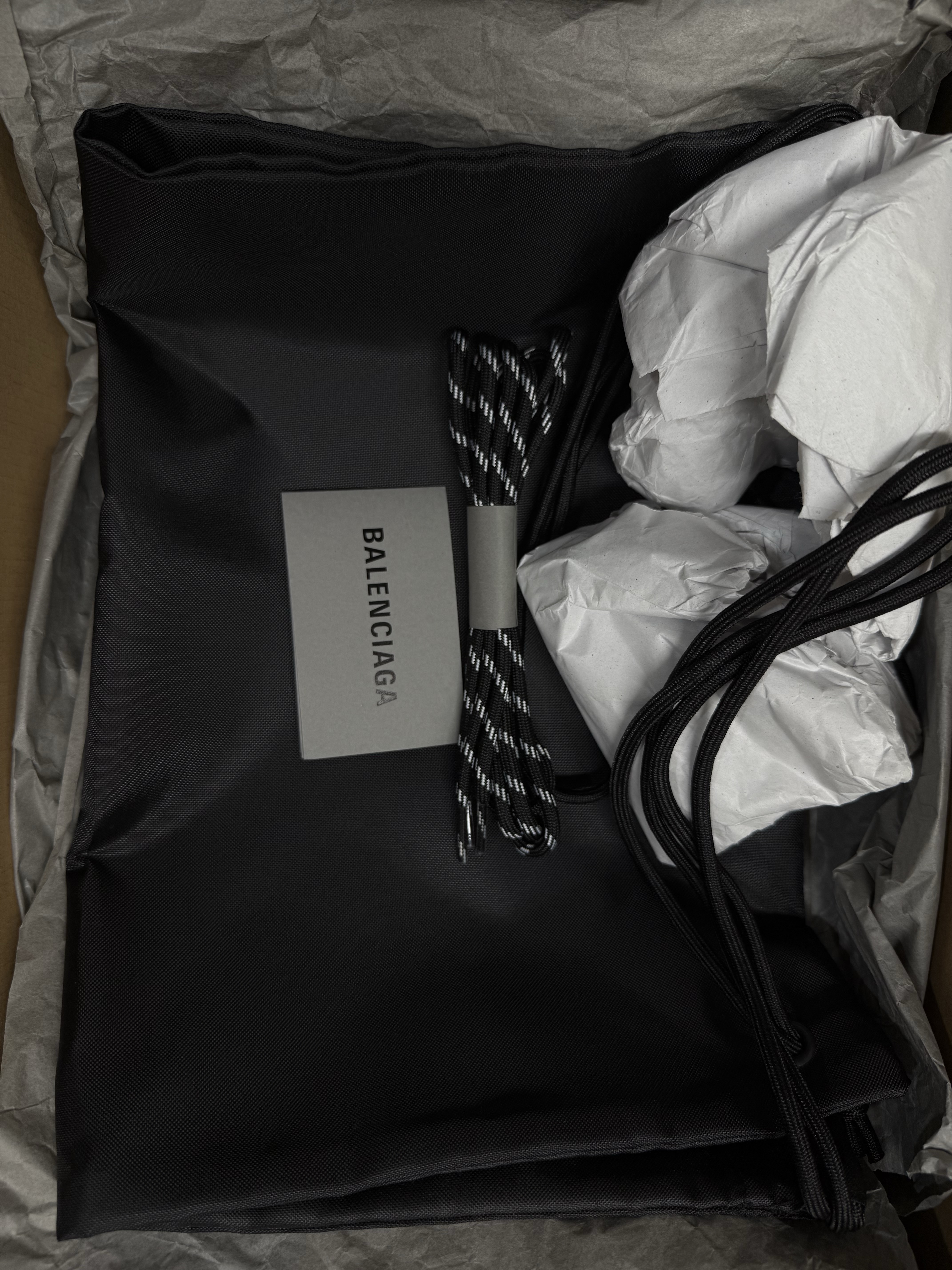 Balenciaga Triple S Sneakers Black Red 2022 착용 스타일 - 5
