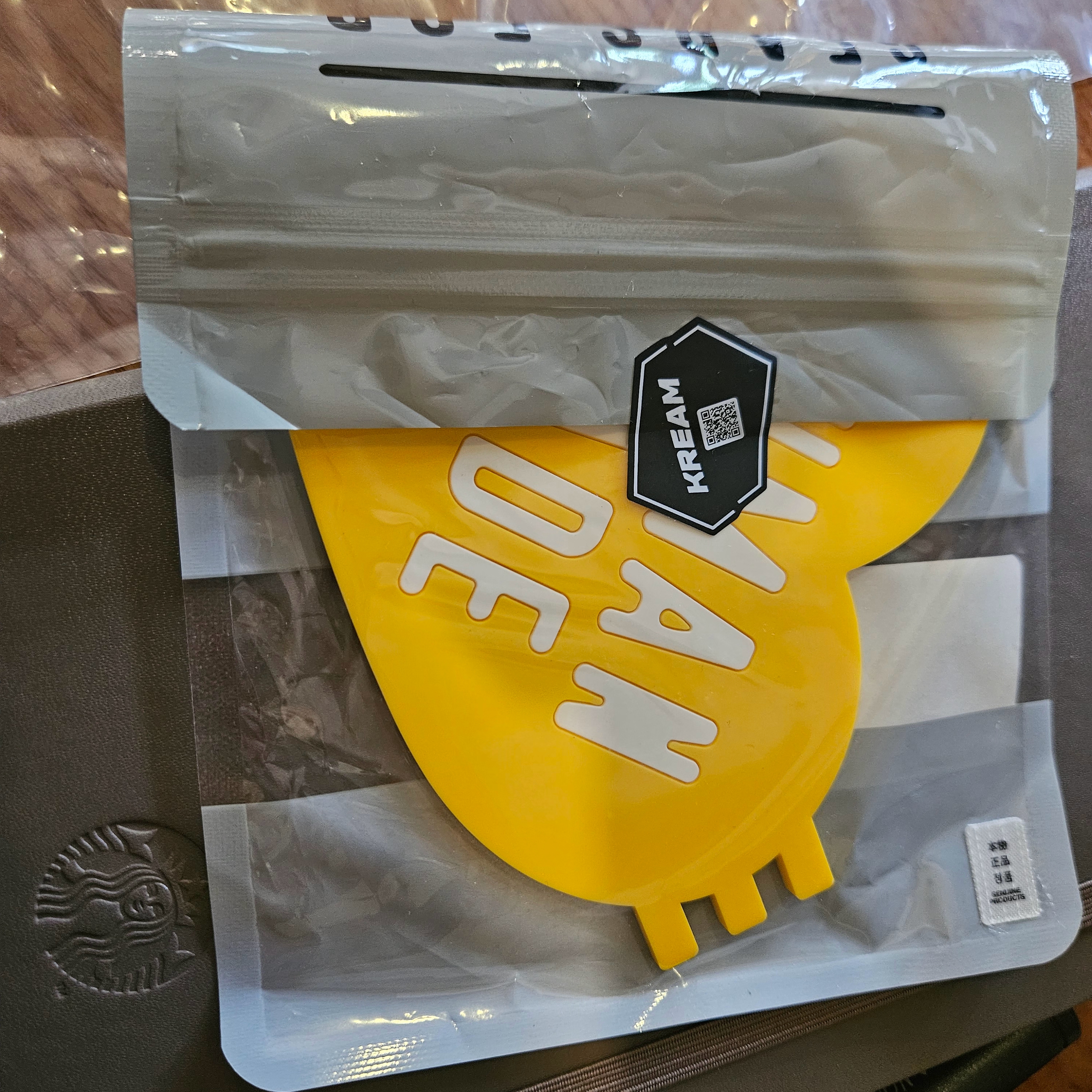 Human Made Heart Rubber Coaster Yellow, NewJeans x Murakami Metal Keyring Flower 착용 스타일 - 2