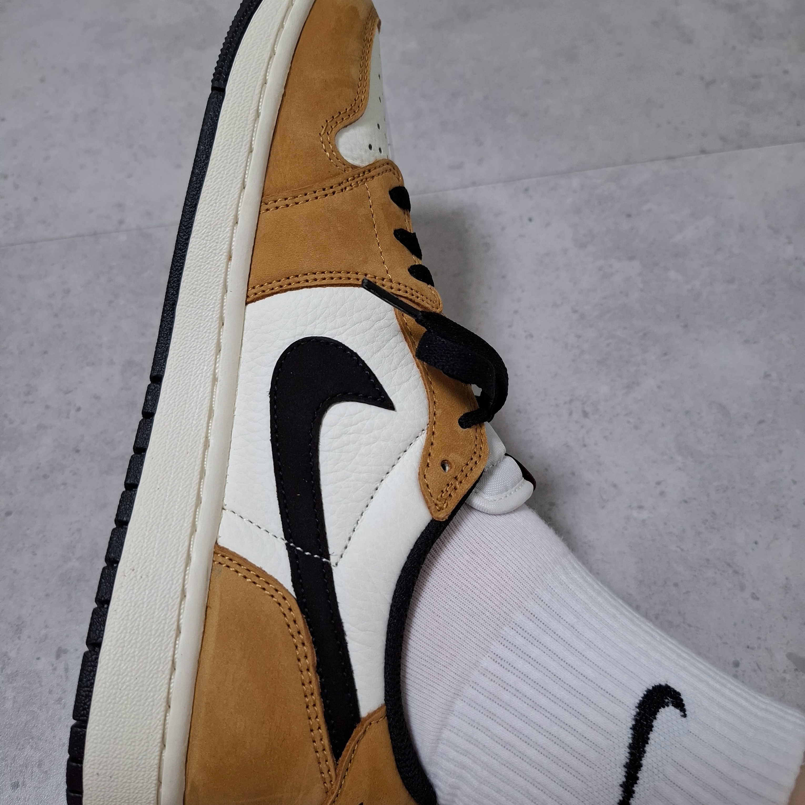 Jordan 1 Low OG Sail and Golden Harvest 착용 스타일