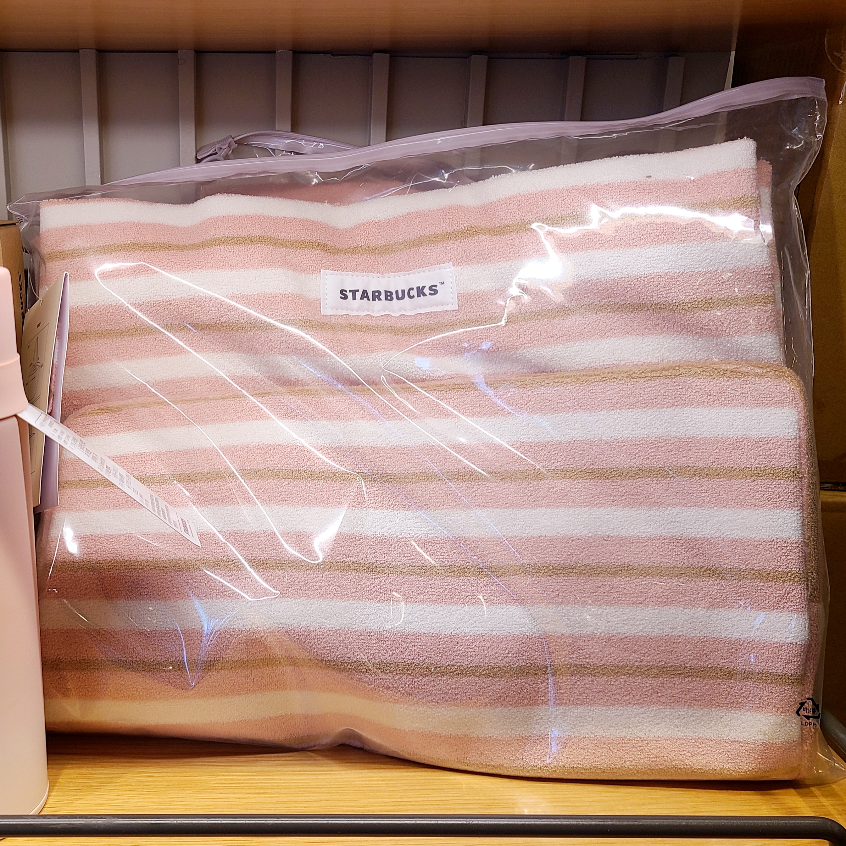Starbucks Summer Breeze Mug 256ml, Starbucks Summer Breeze Bearista Keychain Beige 착용 스타일 - 5