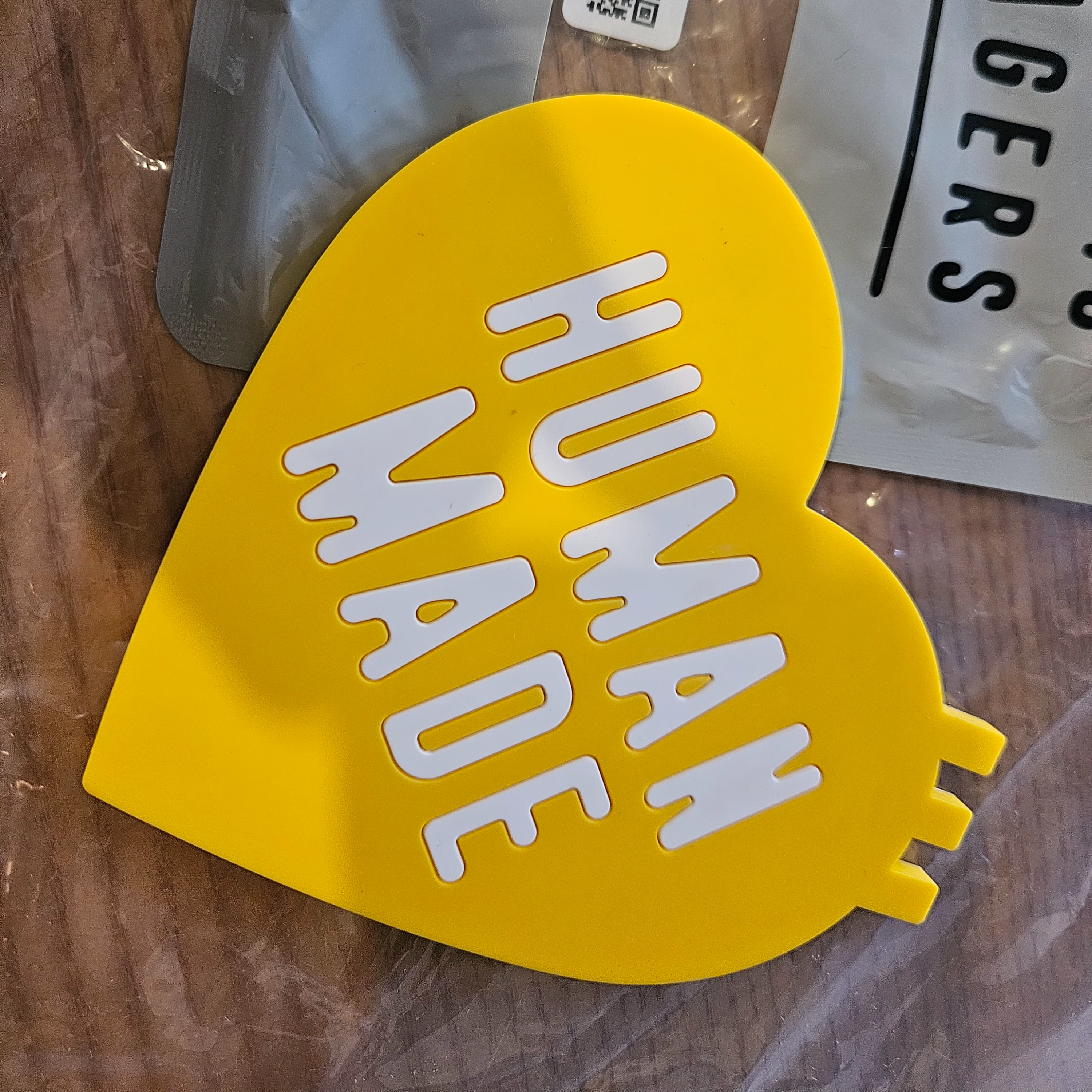 Human Made Heart Rubber Coaster Yellow, NewJeans x Murakami Metal Keyring Flower 착용 스타일 - 3