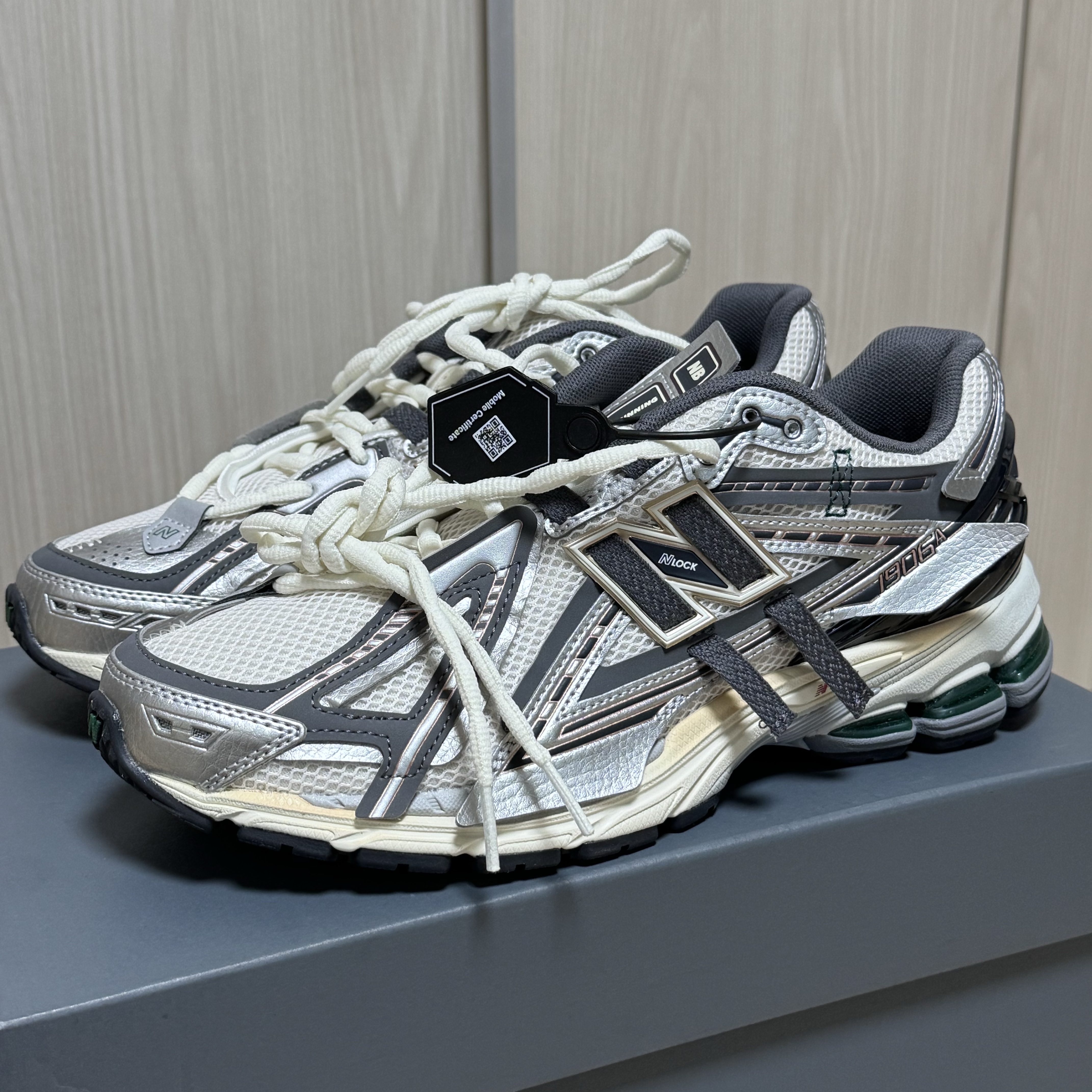 New Balance 1906A Silver Metallic Castlerock 착용 스타일 - 2