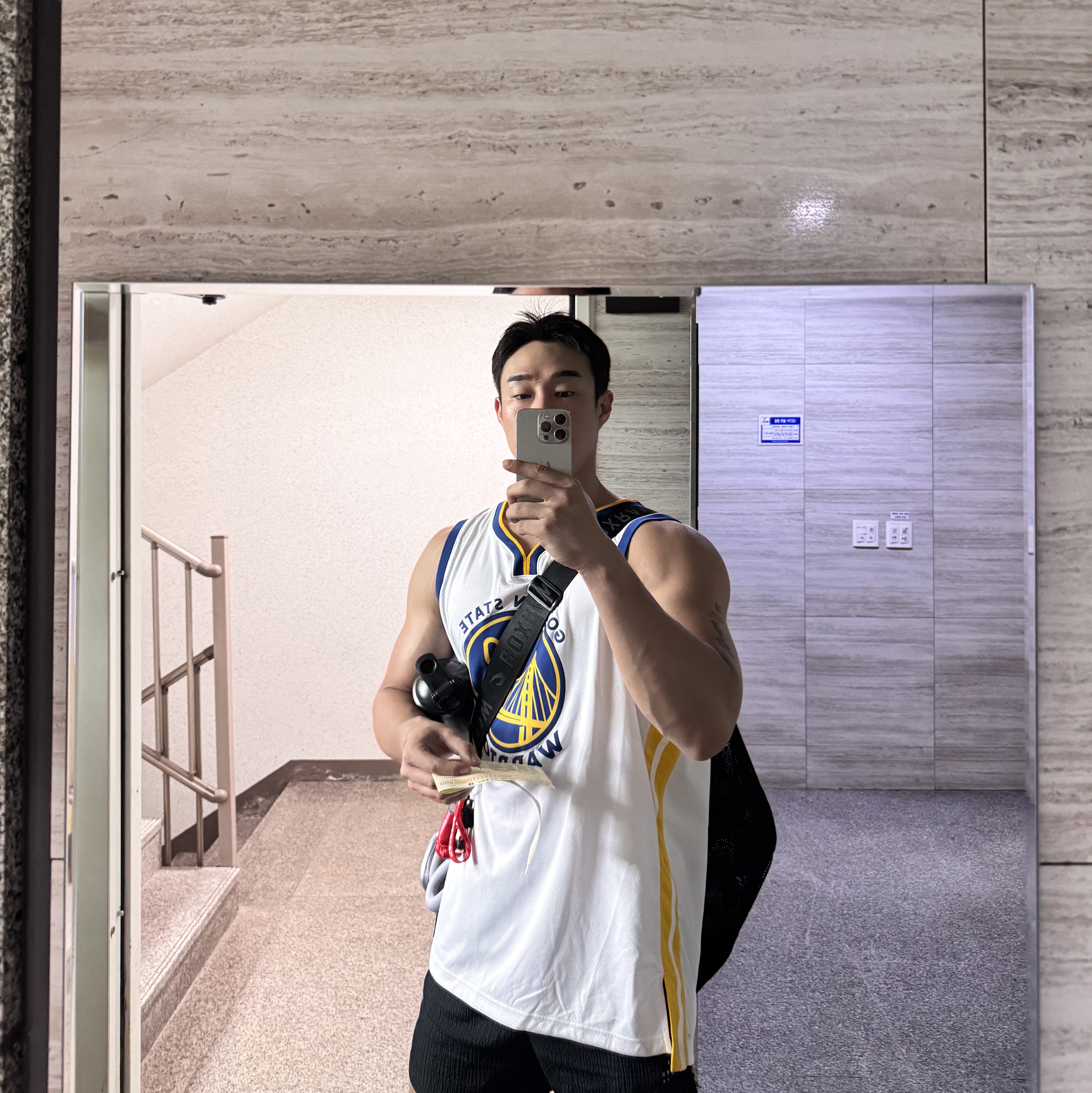 Nike Stephen Curry Golden State Warriors Association Edition 2022/23 NBA Swingman Jersey White 착용 스타일 - 1