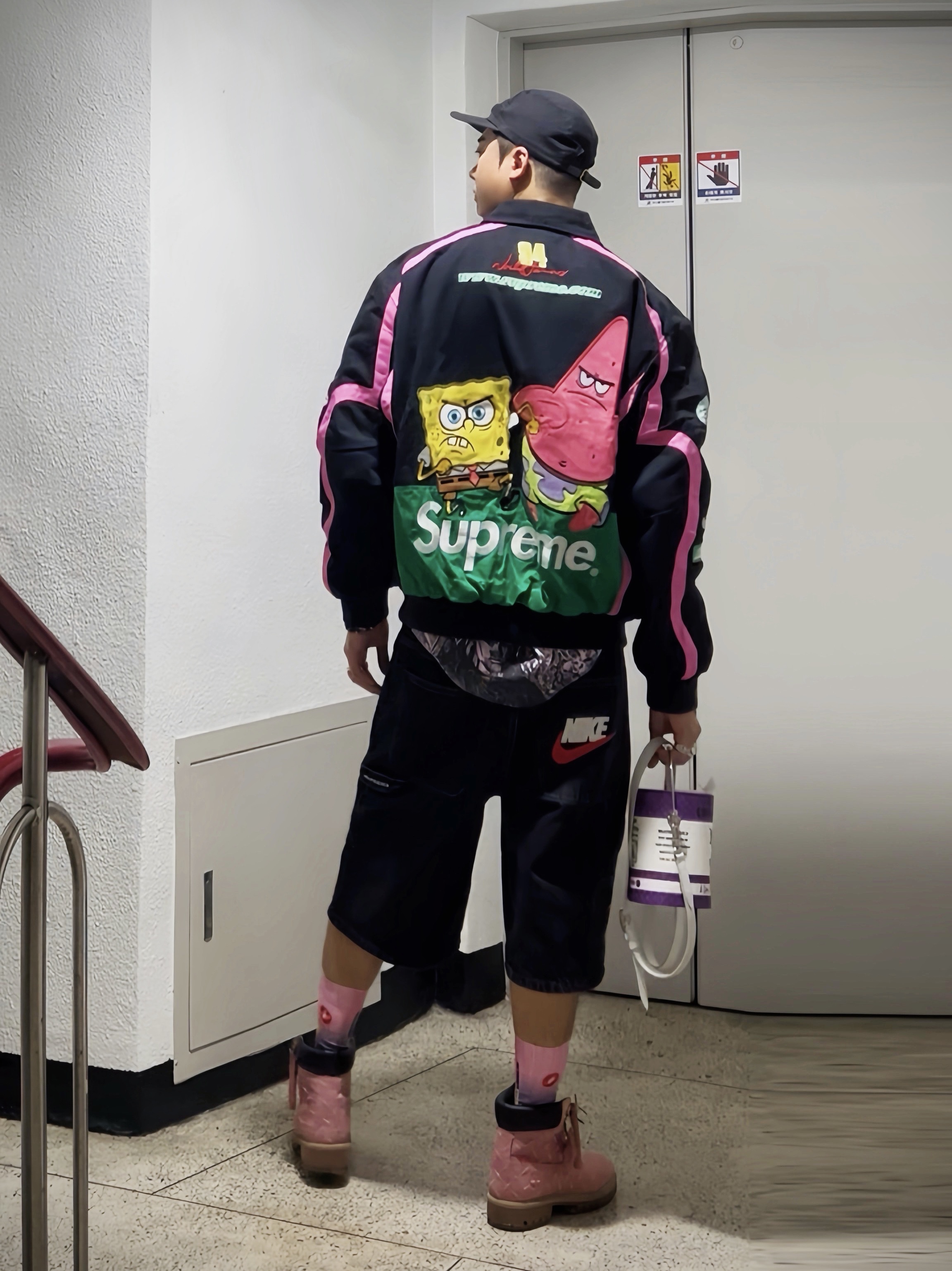 Supreme Washed Chino Twill Camp Cap Black, Supreme Willow T-Shirt Light Pink - 24FW 착용 스타일
