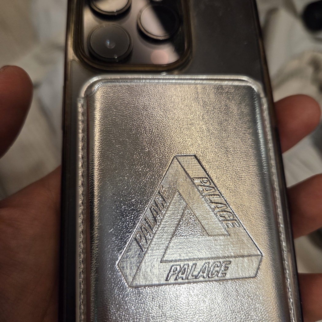 Palace Magsafe Wallet Silver - 25SS 착용 스타일 - 1