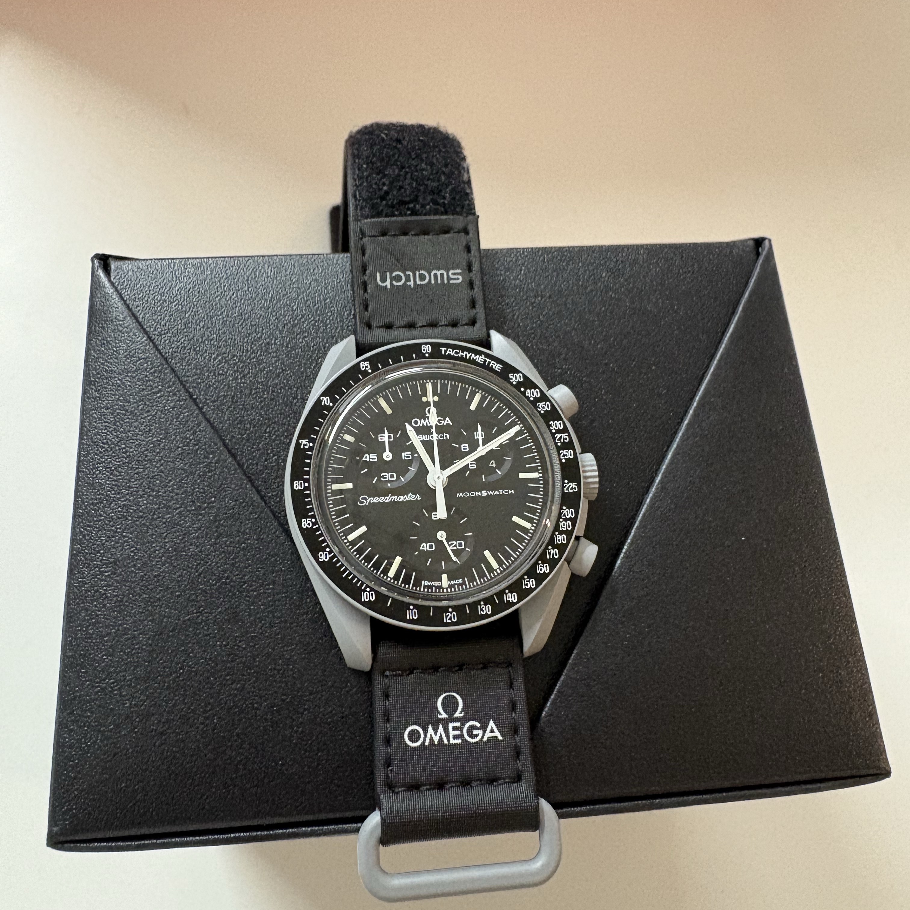 Swatch x Omega Bioceramic MoonSwatch Mission To The Moon 착용 스타일