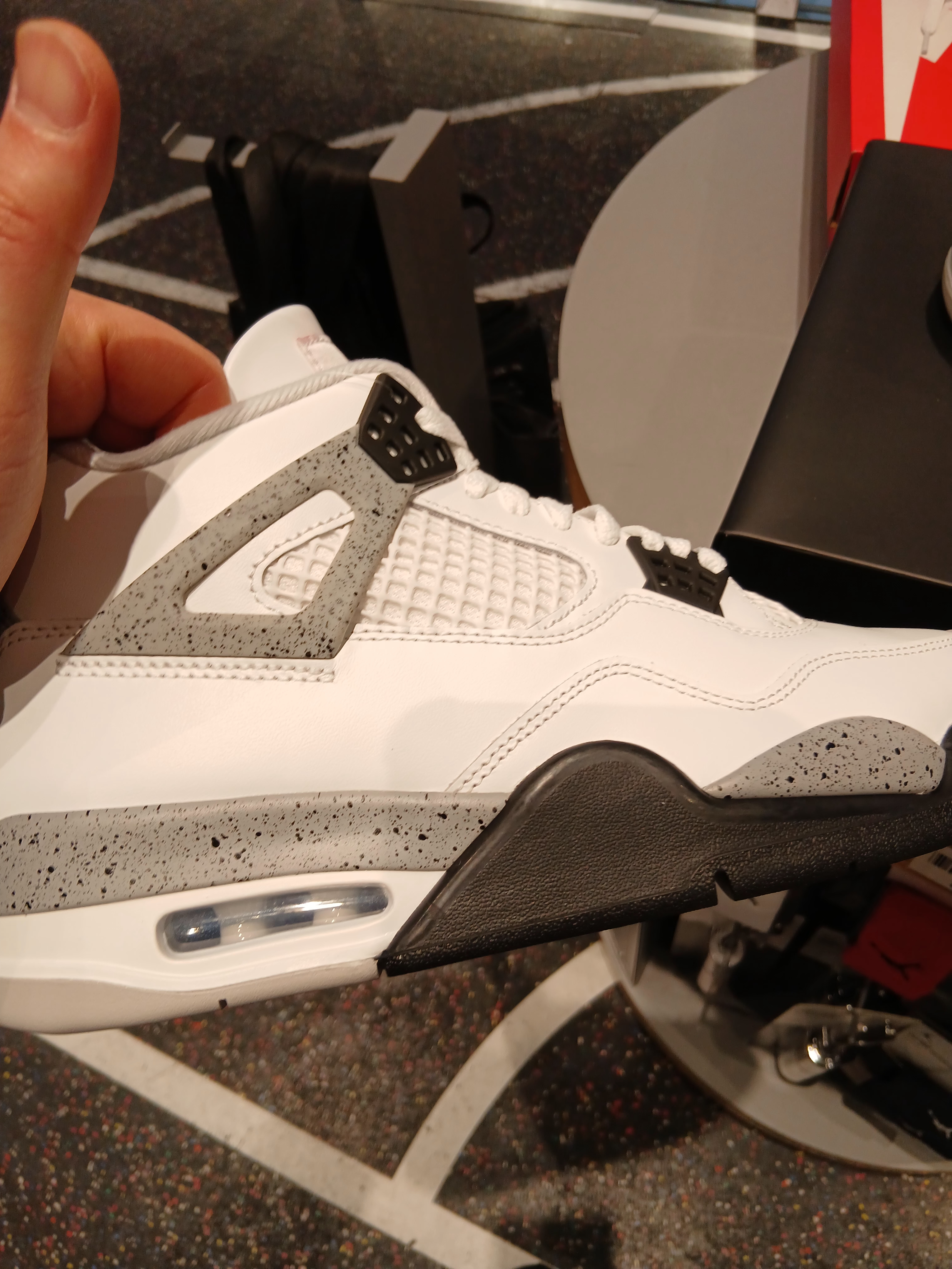 Jordan 4 Retro OG White Cement 2025 착용 스타일 - 3