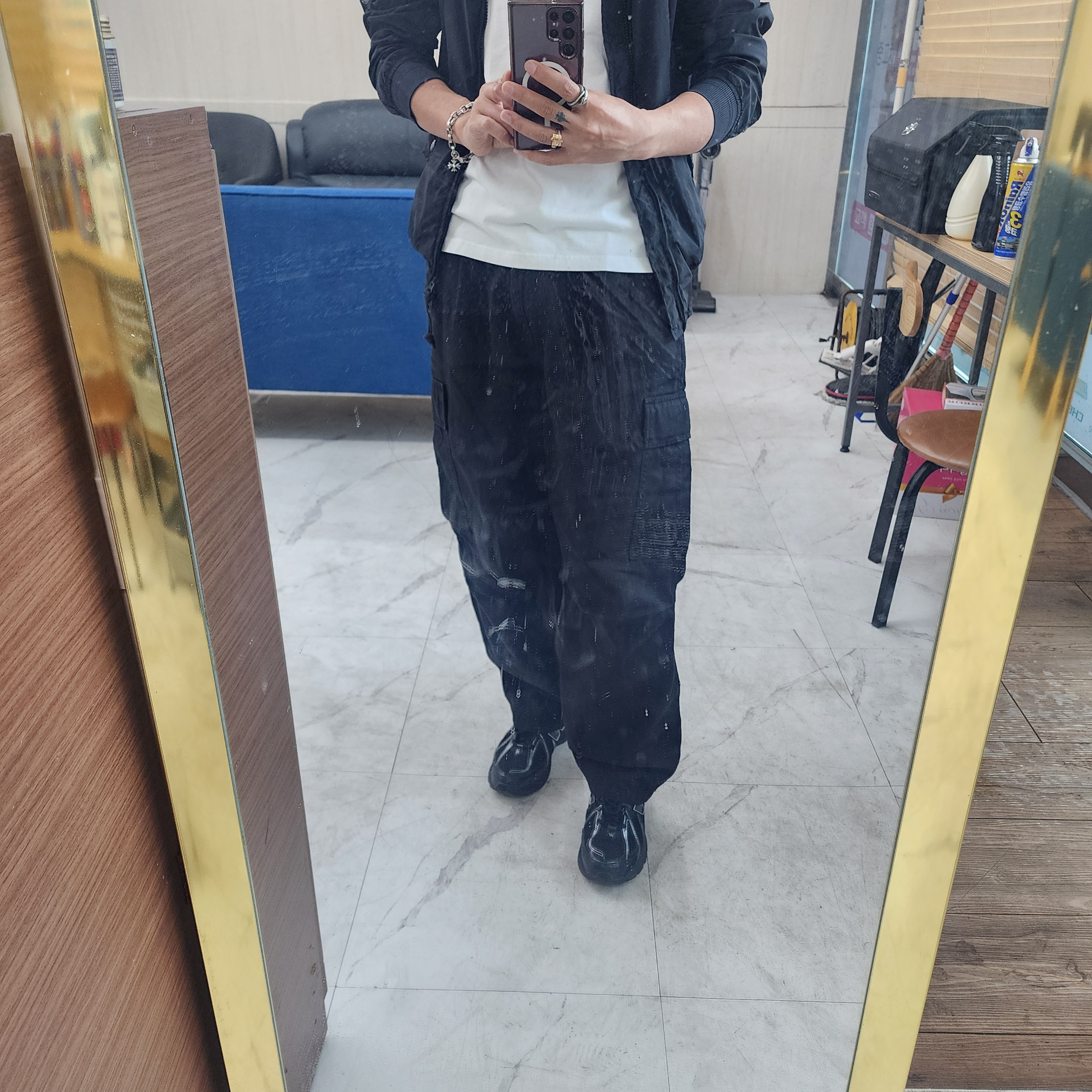 Carhartt WIP Cole Cargo Pants Black Garment Dyed, C.P. Company Nycra-R Bomber Jacket Black - 22SS 착용 스타일 - 2