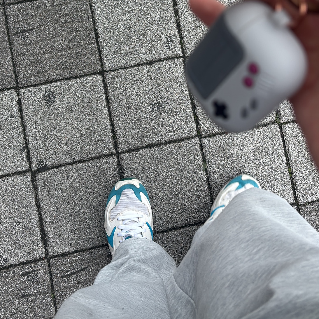 Nike Air Max 2 Light Blue Lagoon, Apple AirPods Pro 2nd Gen (Korean Ver.) 착용 스타일 - 1