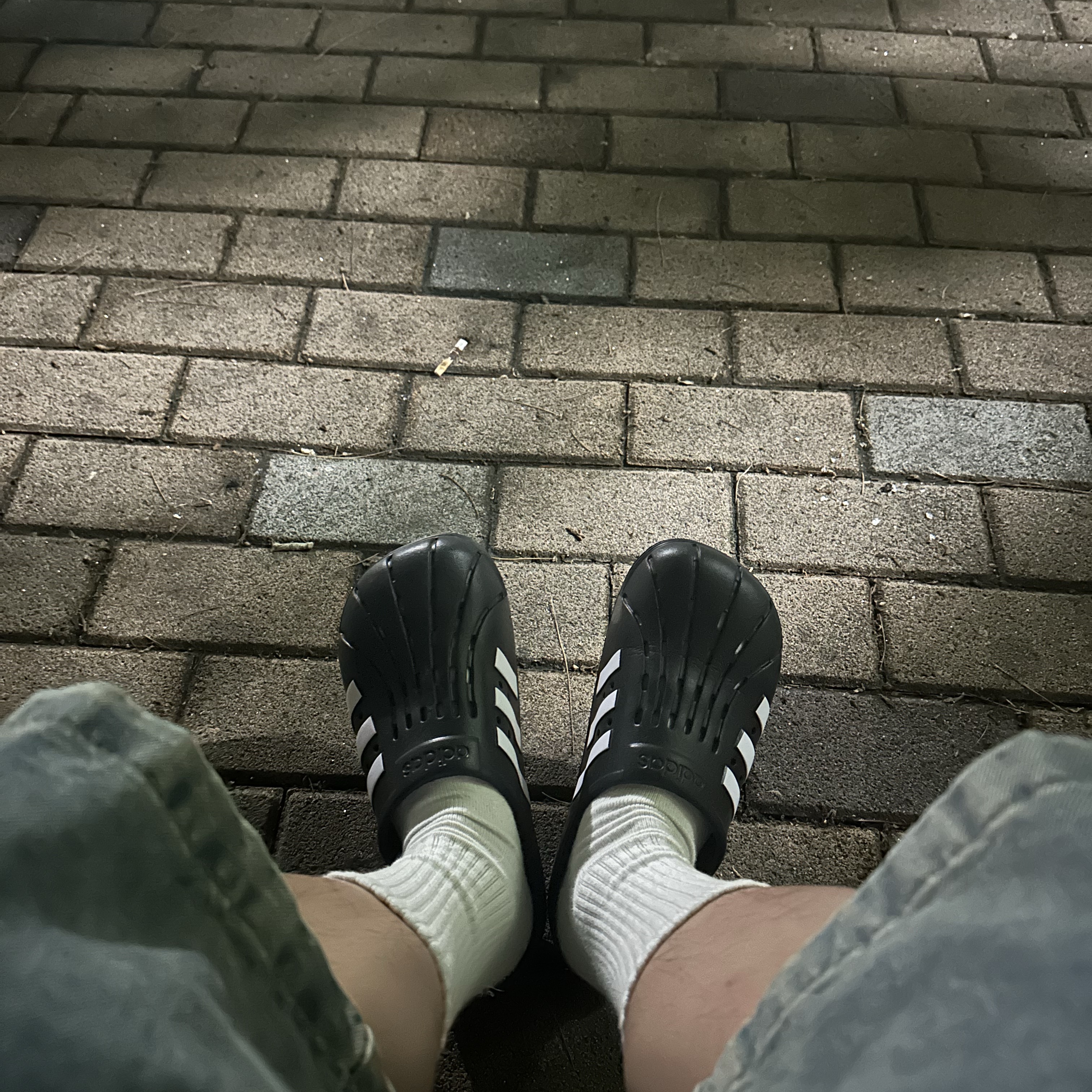Adidas Adilette Clog Black White 착용 스타일