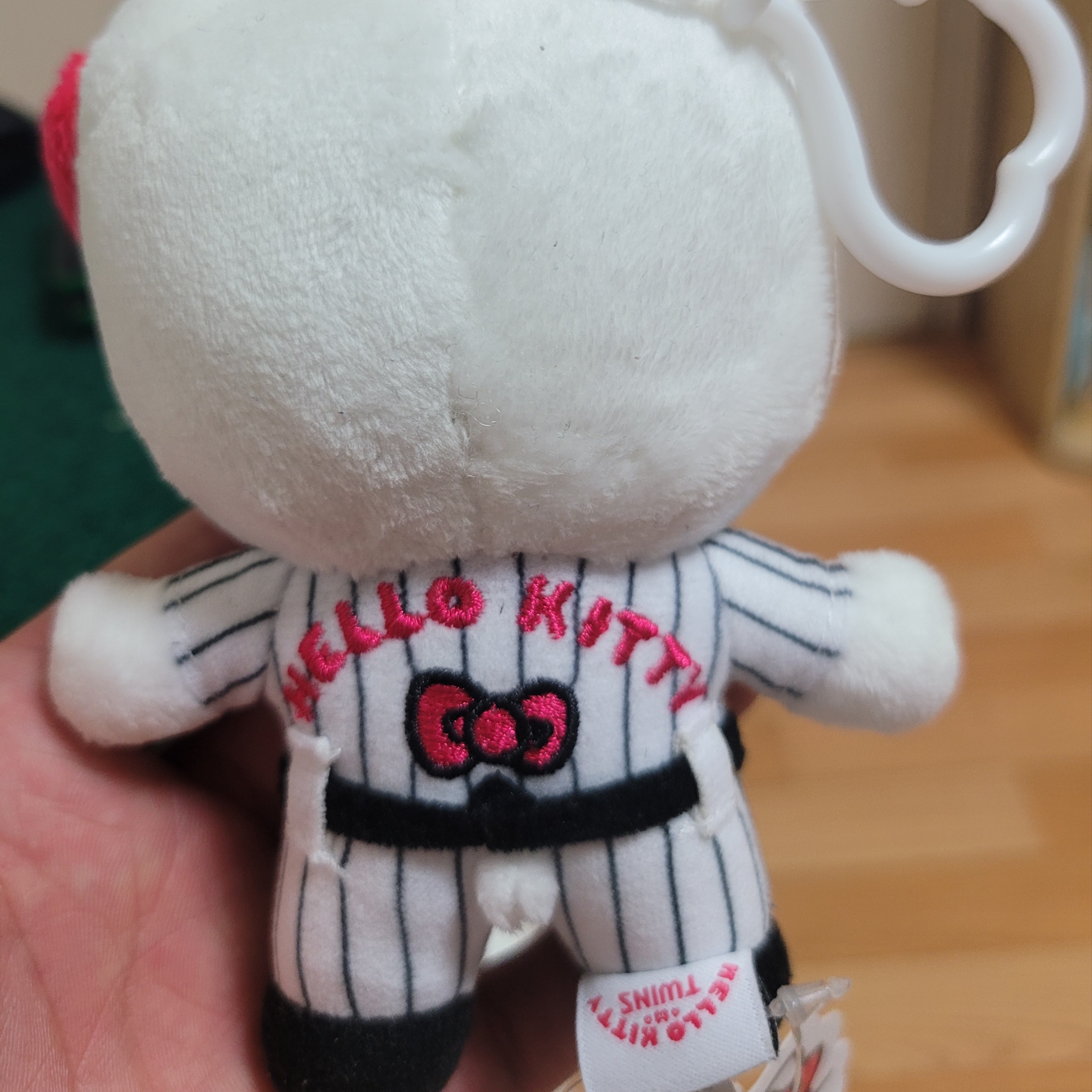 LG Twins x Hello Kitty Uniform Plush Keyring 착용 스타일 - 2