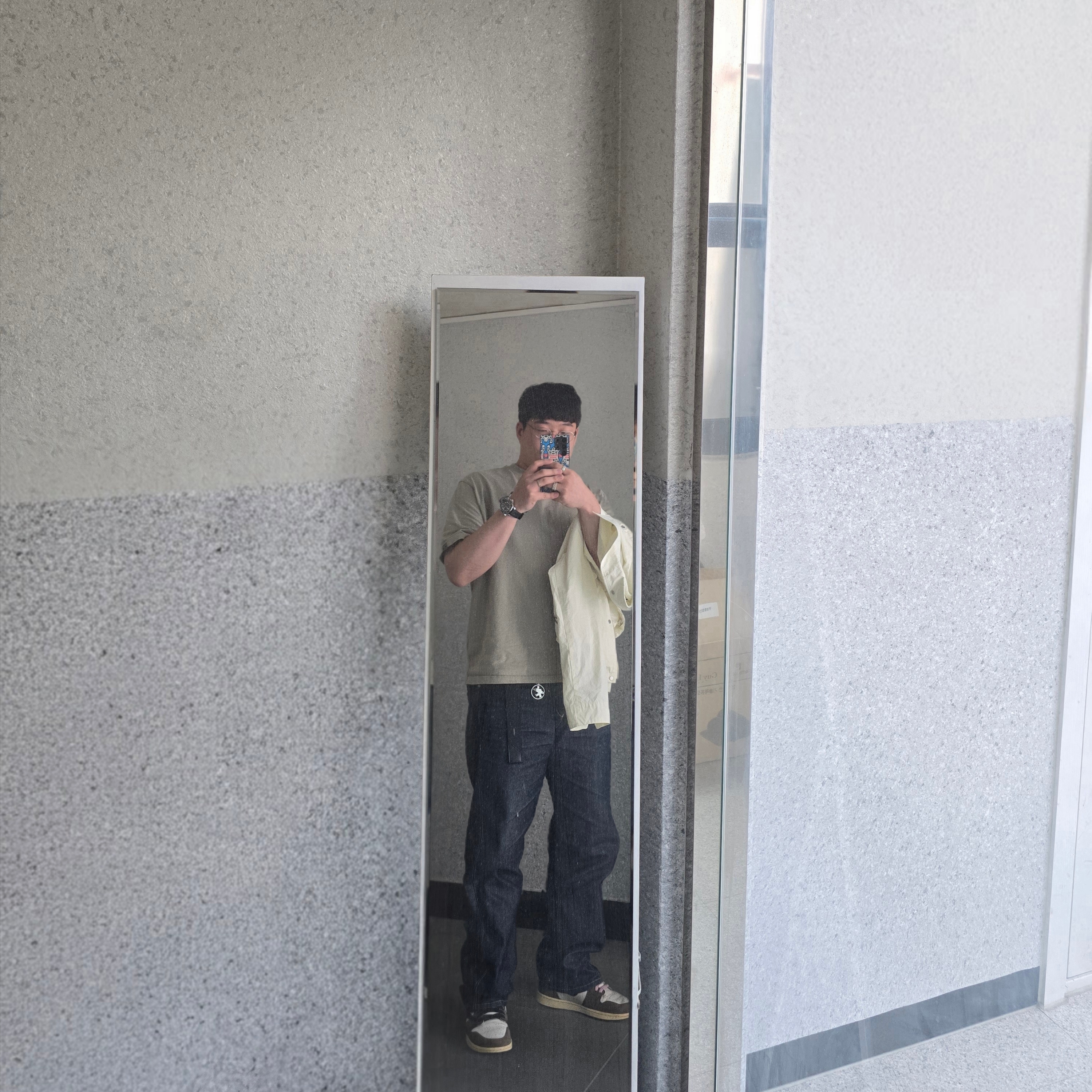 Jordan 1 x Travis Scott Retro High OG SP Mocha, Palace x Oakley T-Shirt Grey - 24FW 착용 스타일 - 1