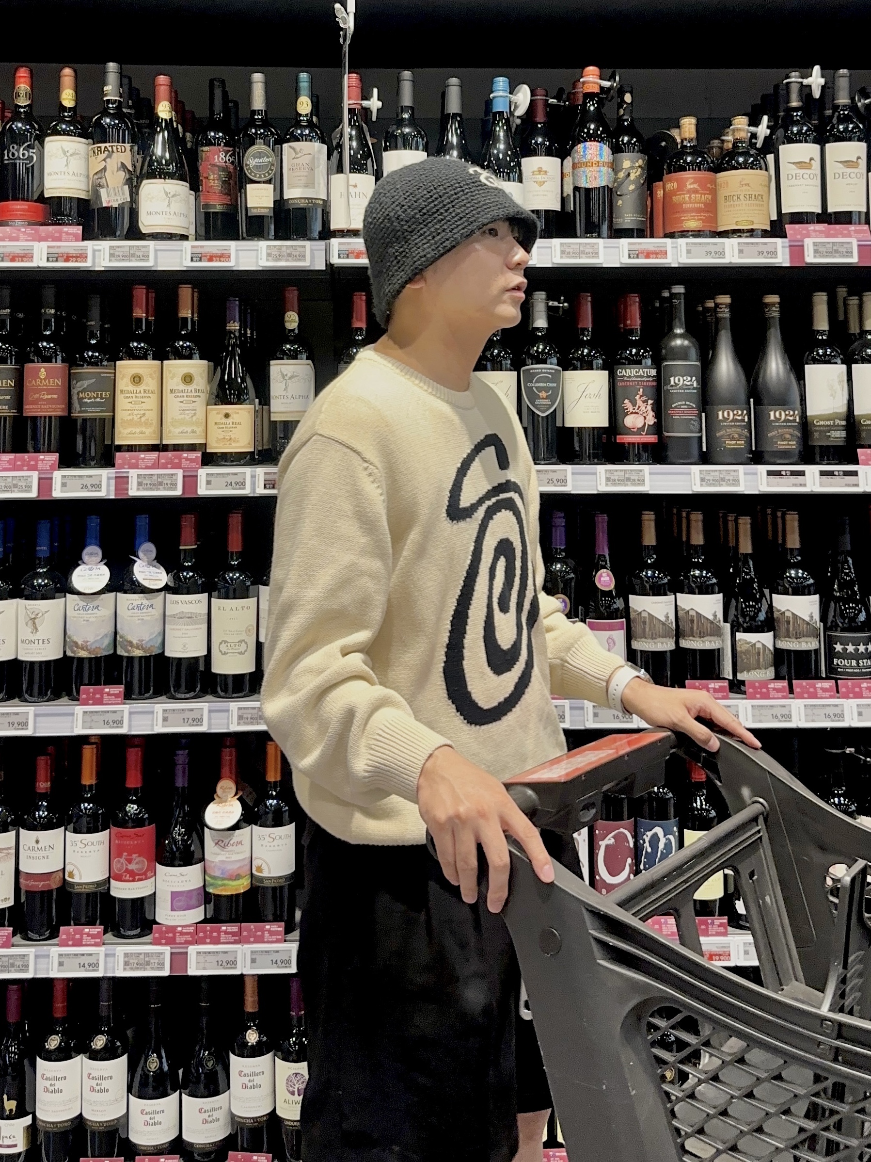 Stussy Curly S Sweater Natural, Stussy SS Link Knit Bucket Hat Black 착용 스타일 - 2