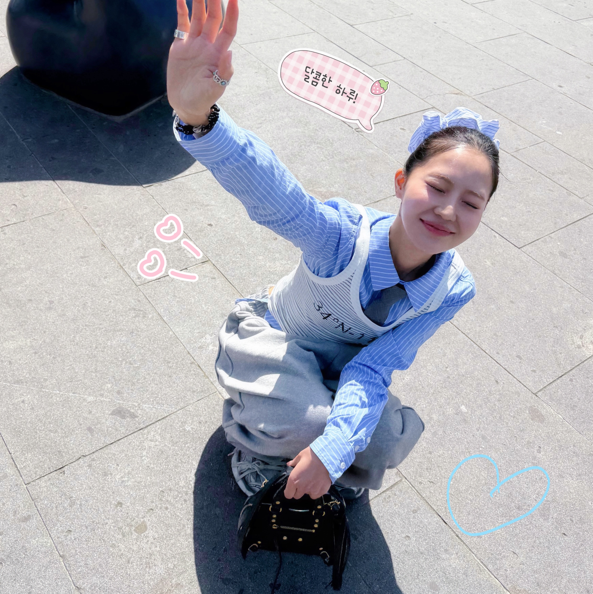 Balenciaga Neo Classic Nano Handbag Black, Balenciaga 3XL Sneakers Grey White Red 착용 스타일 - 1