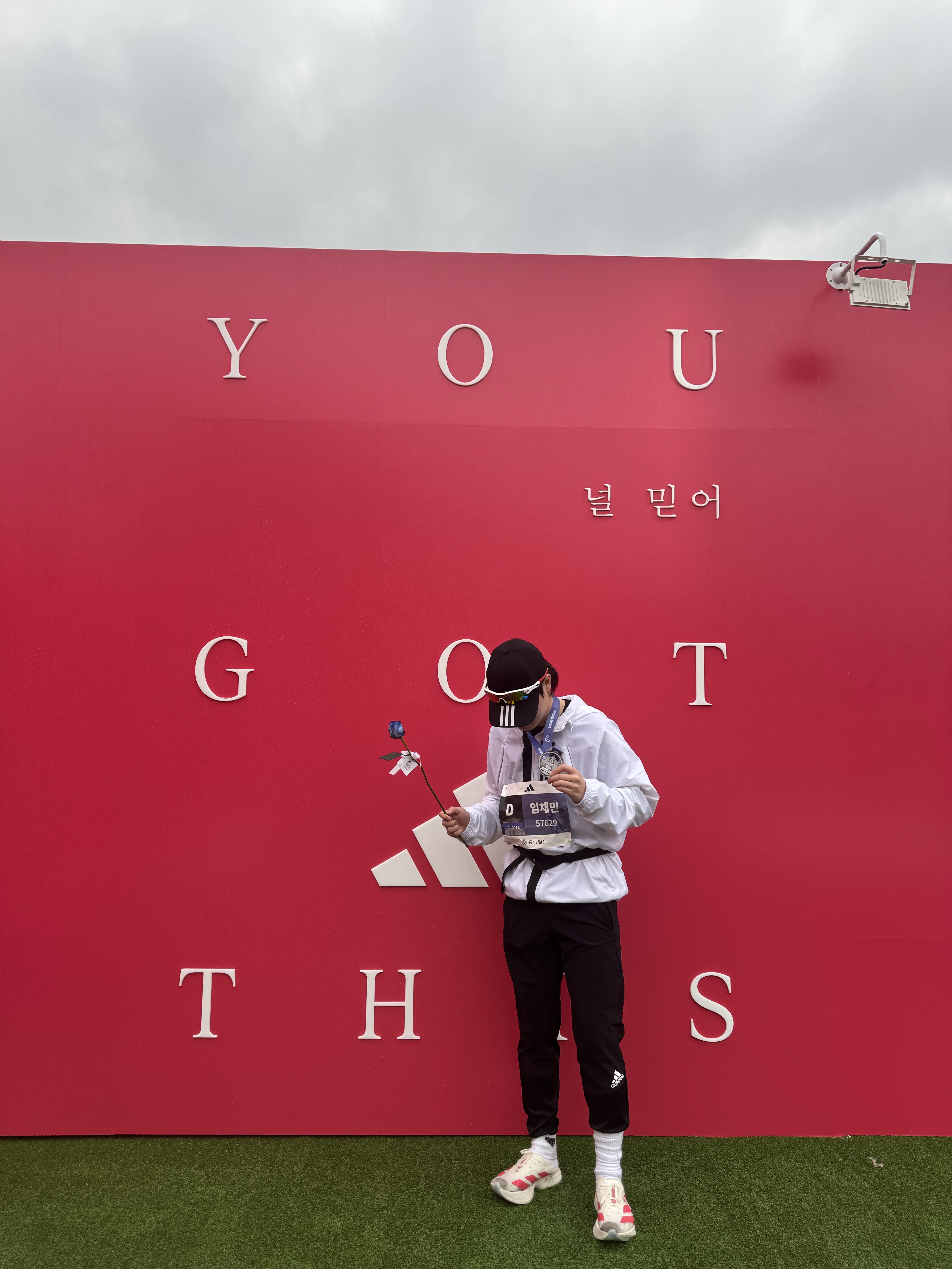 Adidas Adizero Adios Pro 4 Off White Semi Lucid Red 착용 스타일 - 2