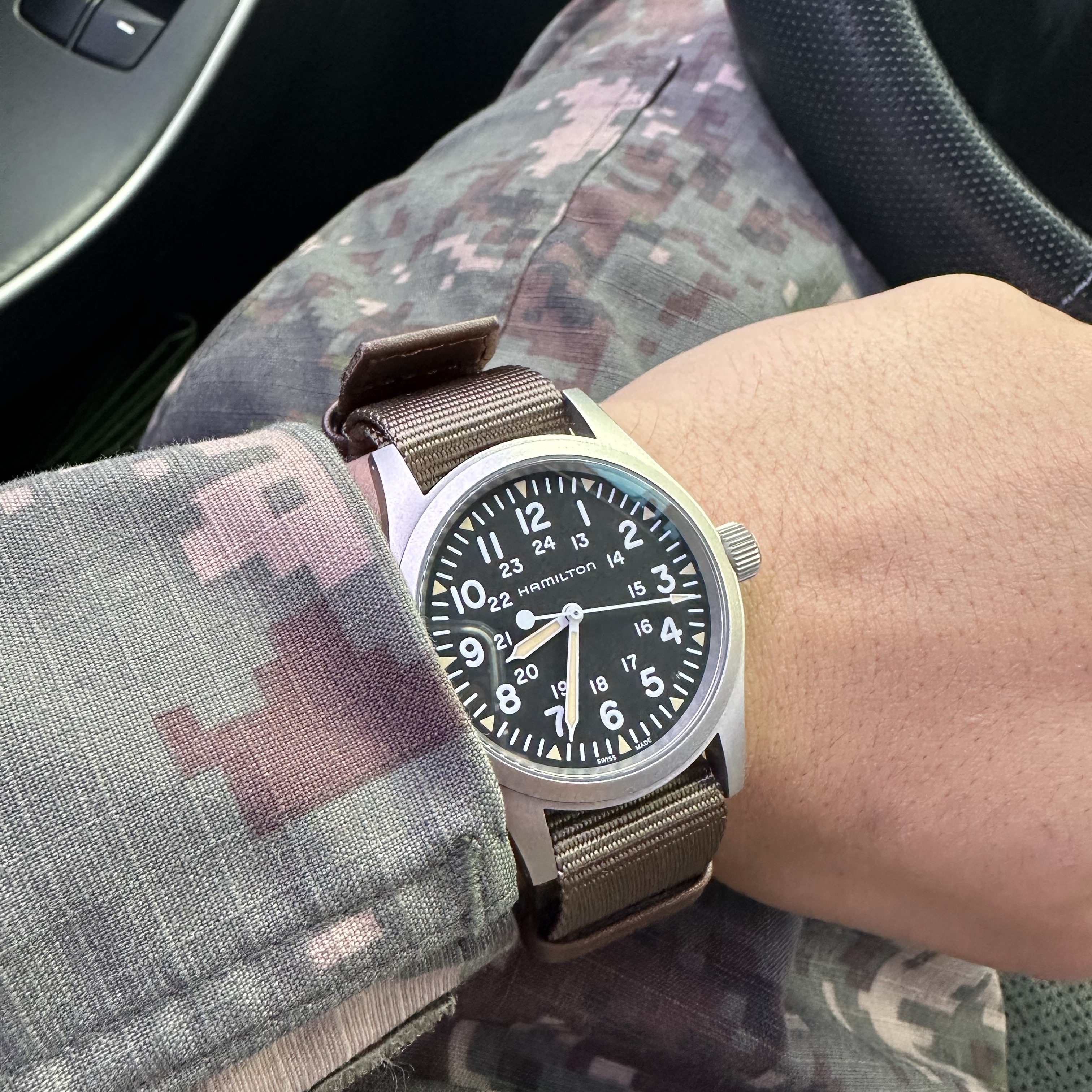 Hamilton Khaki Field Mechanical 38mm Nato Strap Green Black 착용 스타일