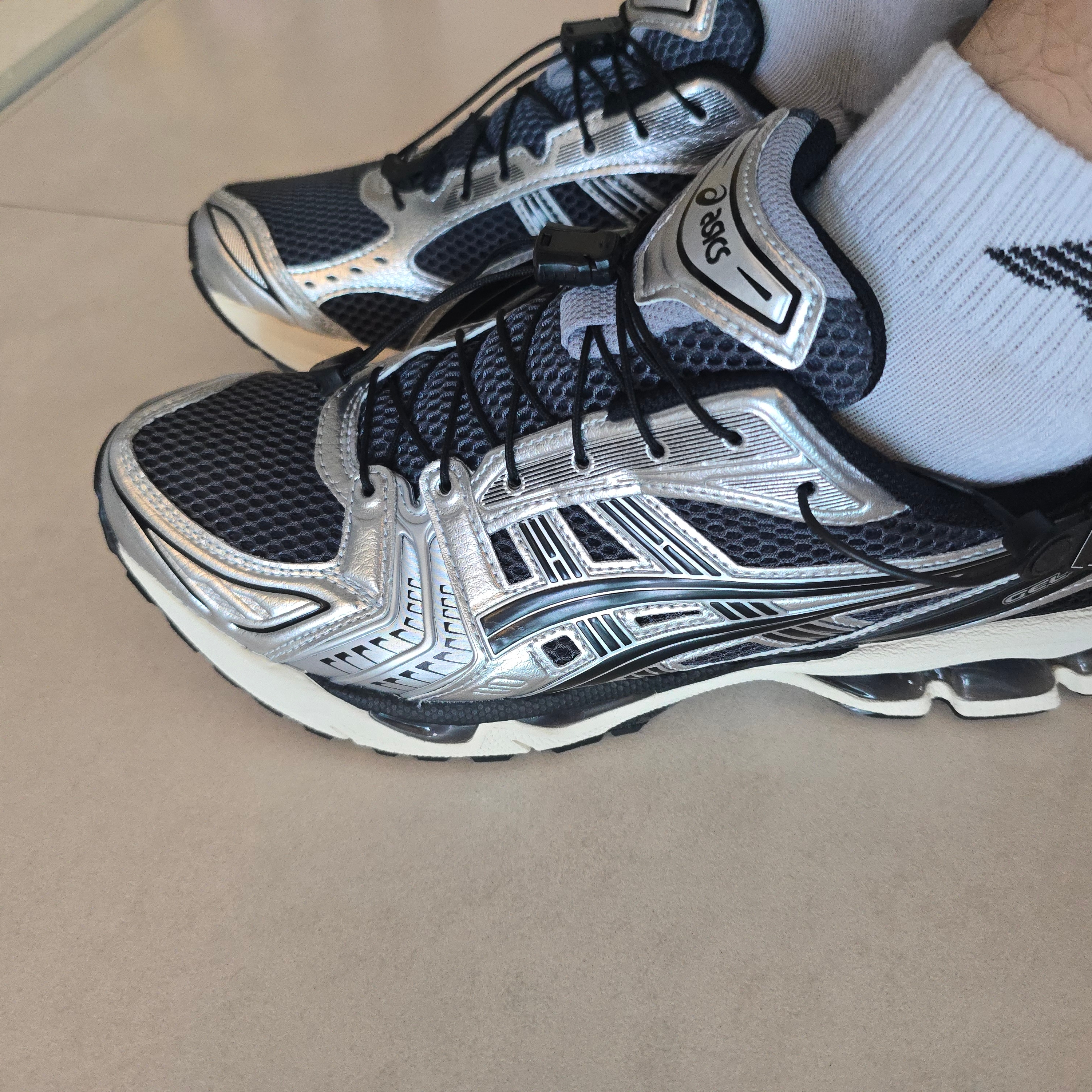 Asics Unlimited Gel-Kayano 14 Carrier Grey Black 착용 스타일