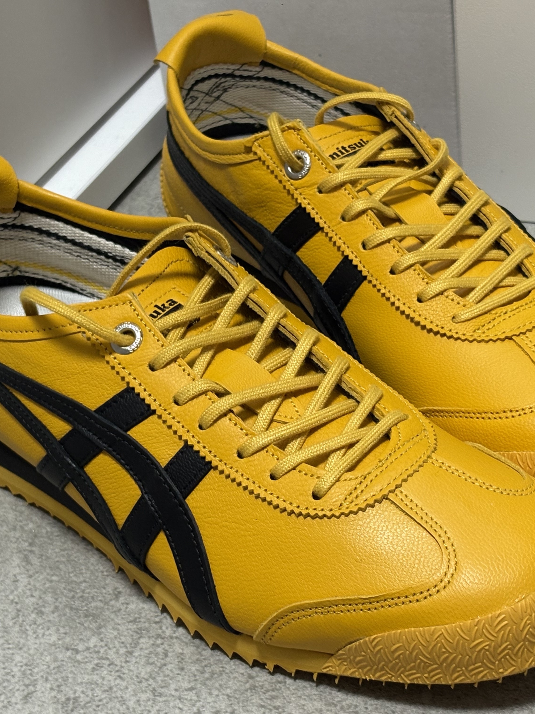 Onitsuka Tiger Mexico 66 SD Yellow Black 착용 스타일 - 3