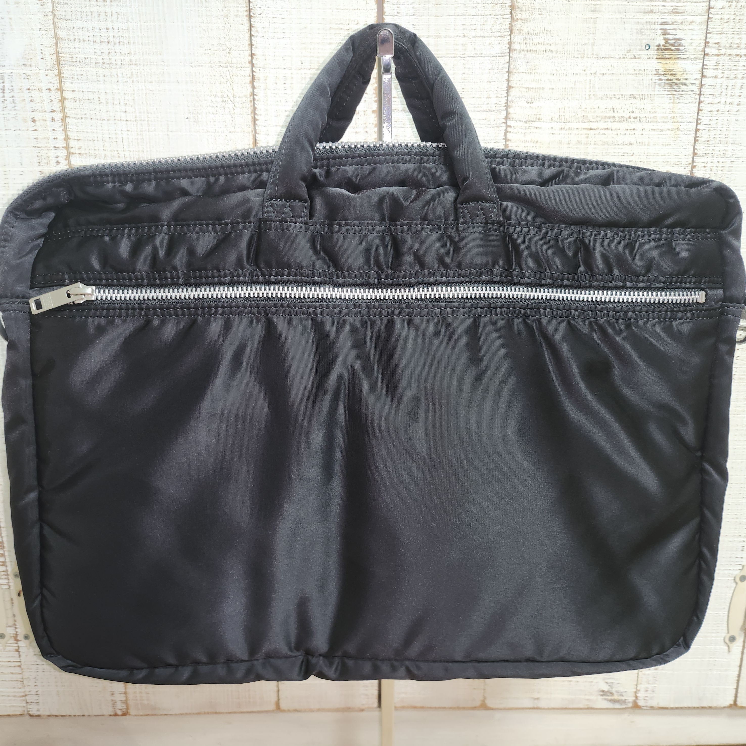 Porter Tanker 2Way Briefcase Black, Porter Tanker 2Way Briefcase Iron Blue 착용 스타일 - 1