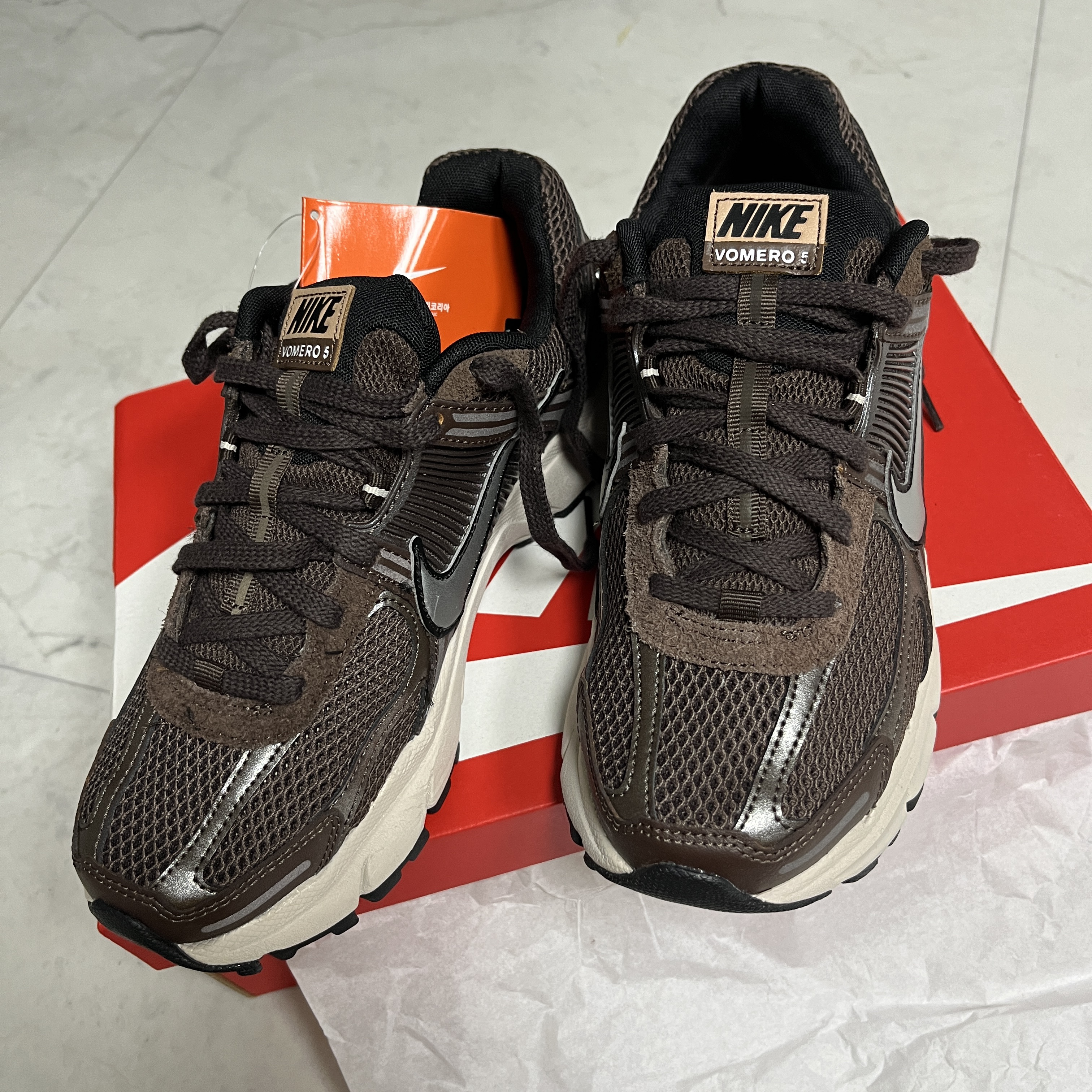 (W) Nike Zoom Vomero 5 Baroque Brown 착용 스타일