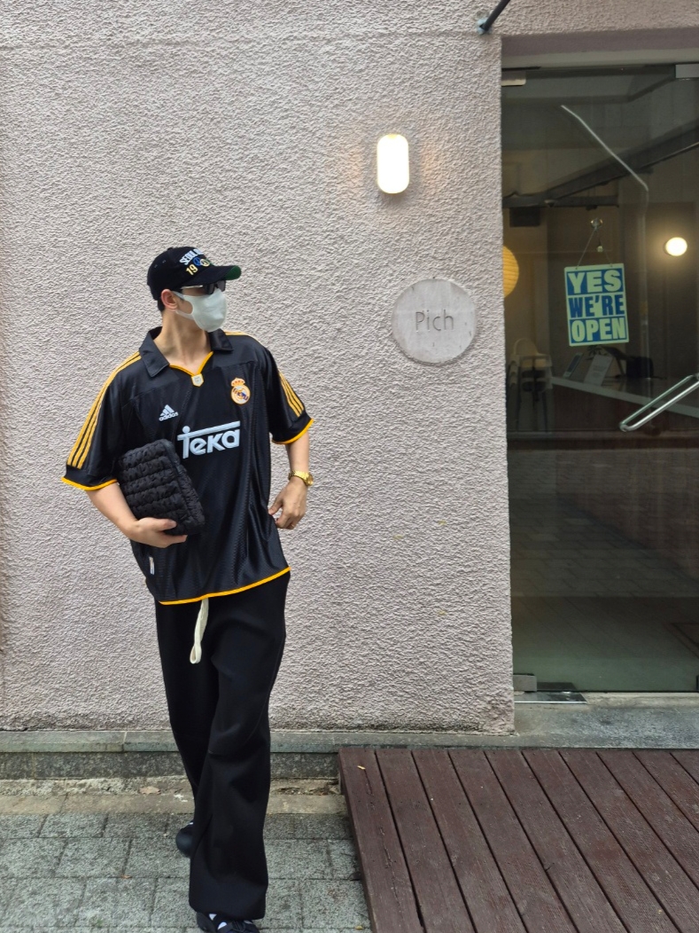 Adidas Real Madrid 99/00 Away Jersey Black - KR Sizing (Non Marking Ver.), Undermycar Mu.112 Original Logo Curve Line Stitch Bonded Sweat Pants Black 착용 스타일