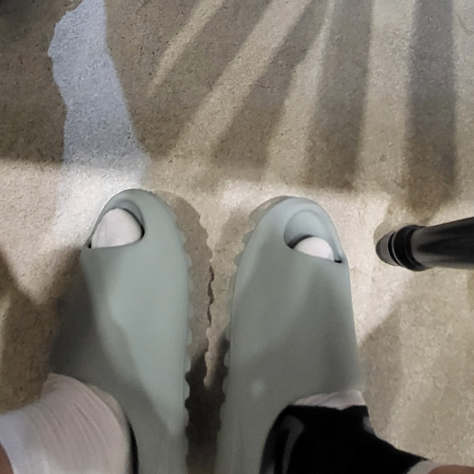 Adidas Yeezy Slide Salt 착용 스타일
