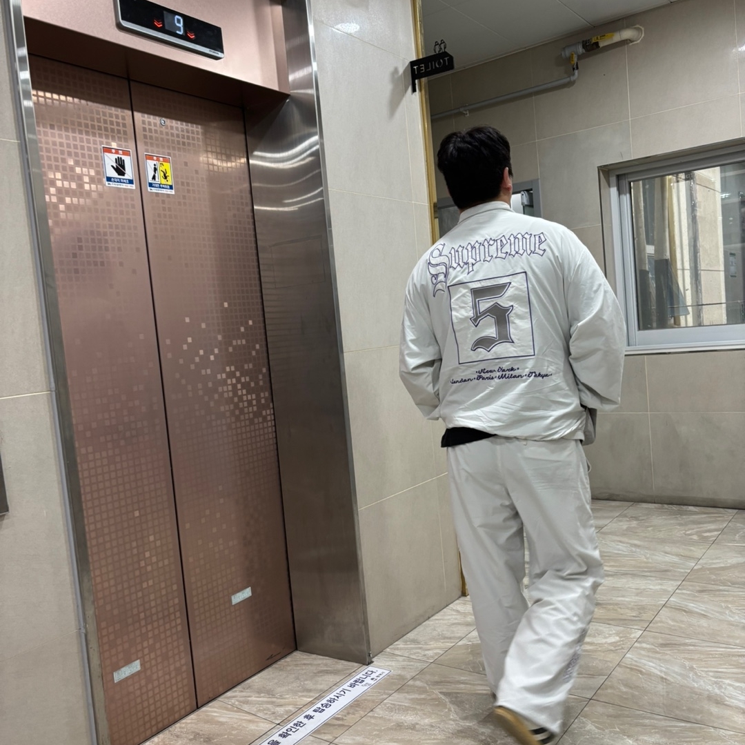 Supreme Old English Track Jacket White - 25SS 착용 스타일