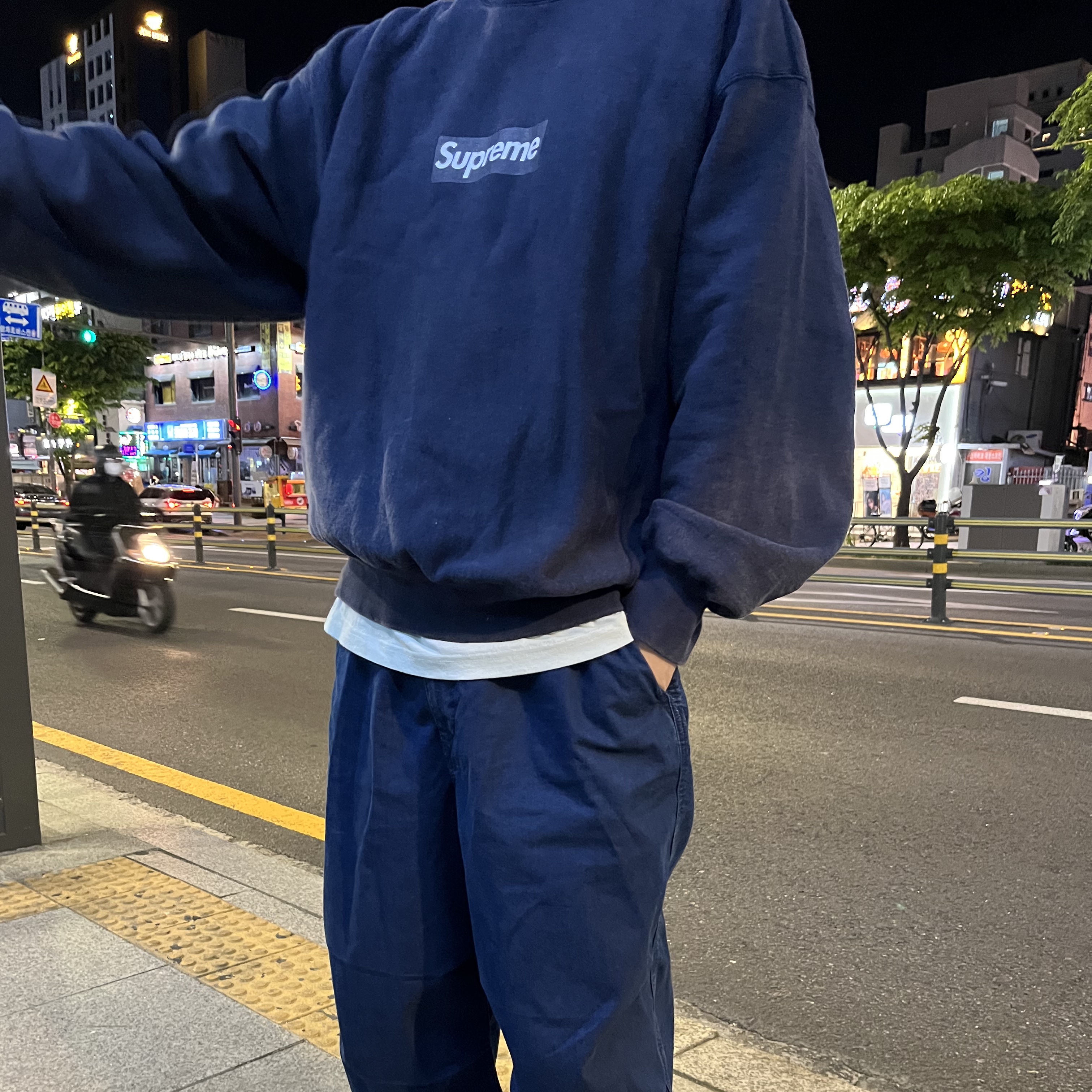 Supreme Washed Box Logo Crewneck Navy - 25SS 착용 스타일