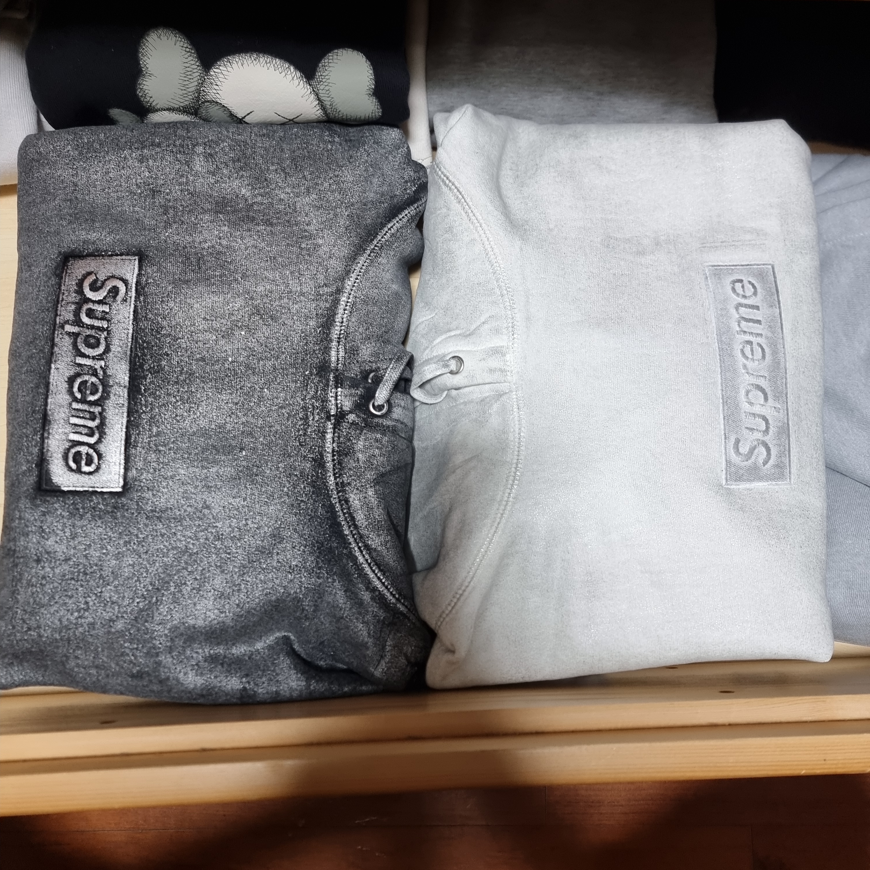 Supreme x MM6 Maison Margiela Foil Box Logo Hooded Sweatshirt Black - 24SS, Supreme x MM6 Maison Margiela Foil Box Logo Hooded Sweatshirt White - 24SS 착용 스타일