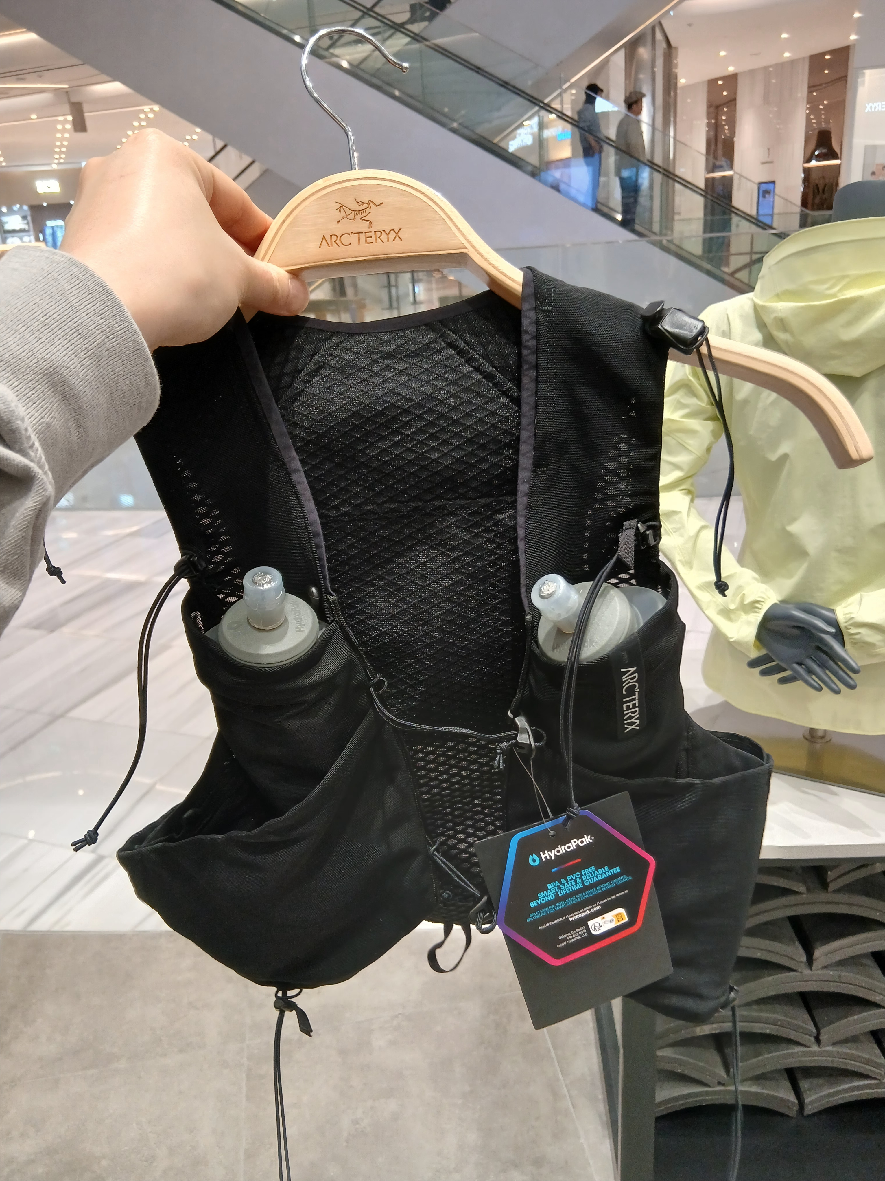 Arc'teryx Norvan 7 Vest Black, Arc'teryx Norvan Cap Black 착용 스타일 - 2