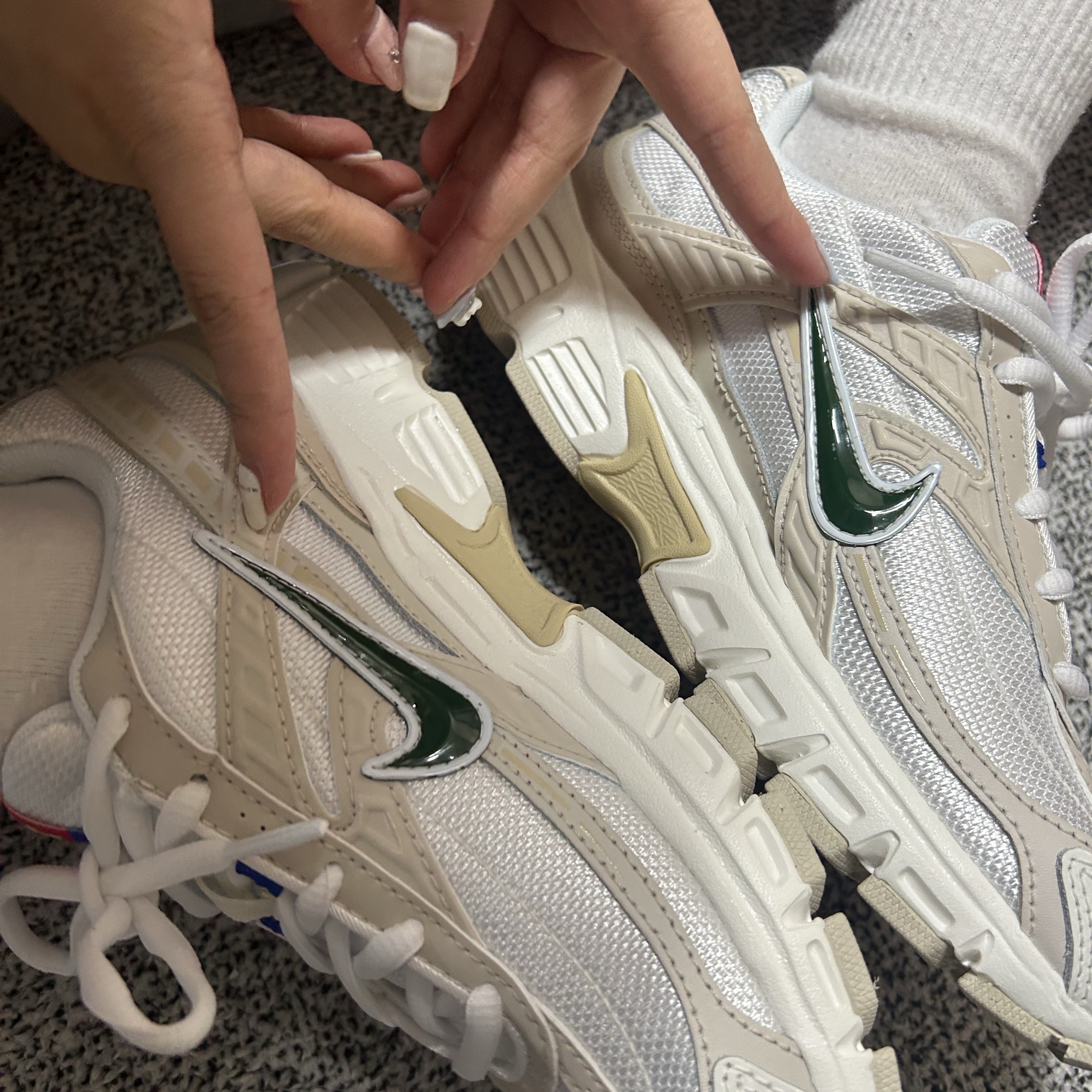 (W) Nike Initiator Sail Light Orewood Brown 착용 스타일 - 3