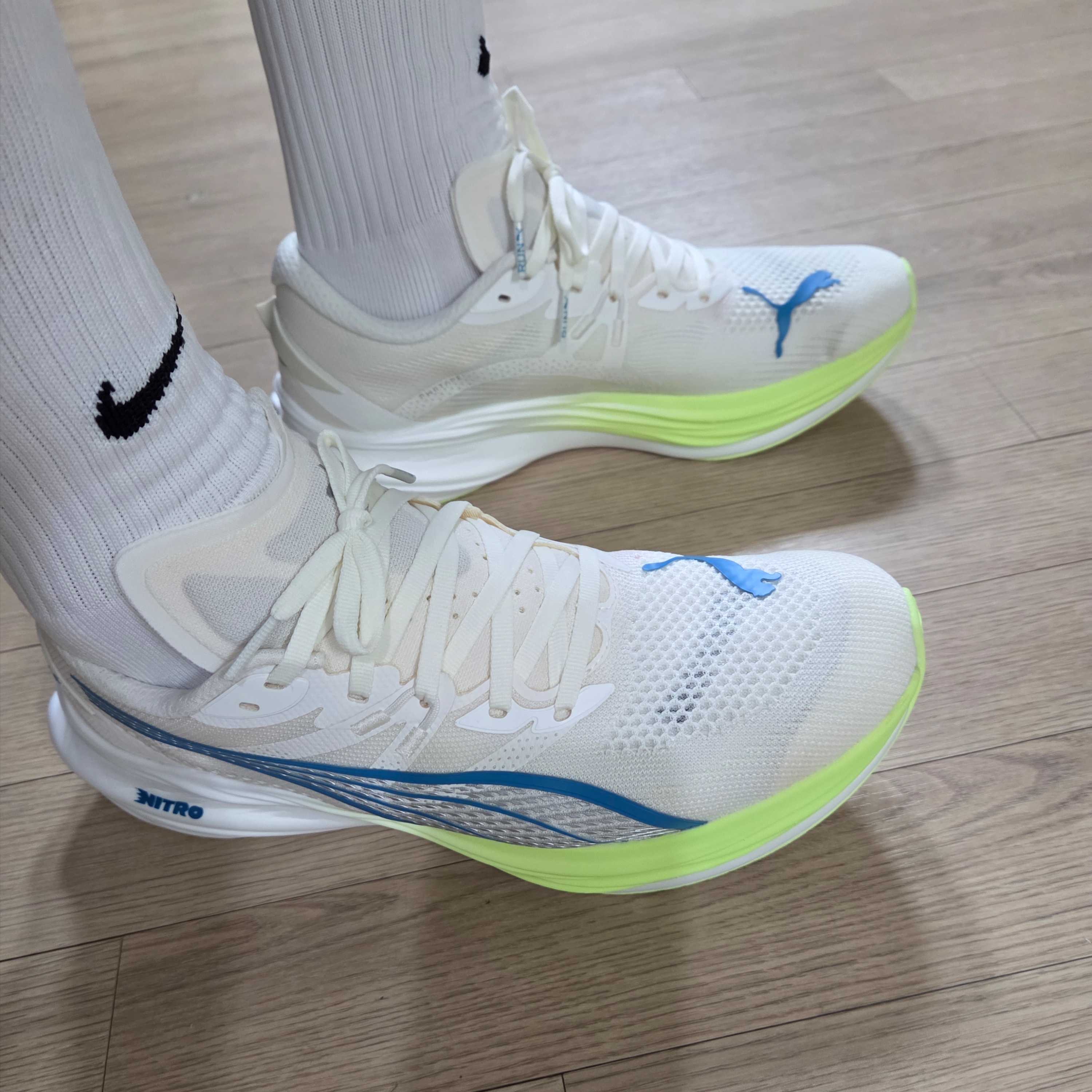 Puma Deviate Nitro 3 Wide Frosted Ivory Tropical Blue 착용 스타일 - 3