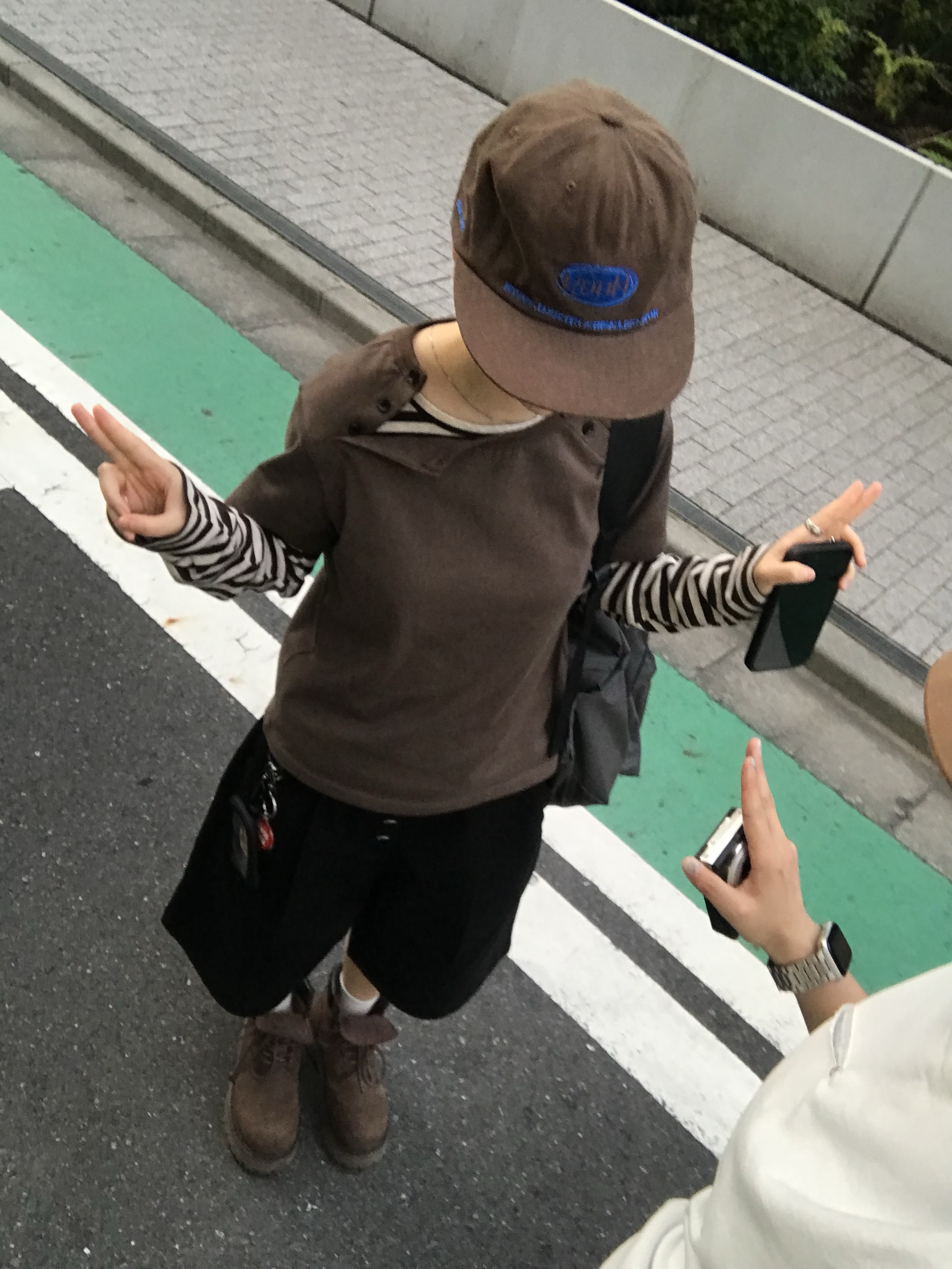 Huey Receipt Pin Tuck Bermuda Pants Black, Huey Stripe Border Tee Oatmeal Brown 착용 스타일 - 4